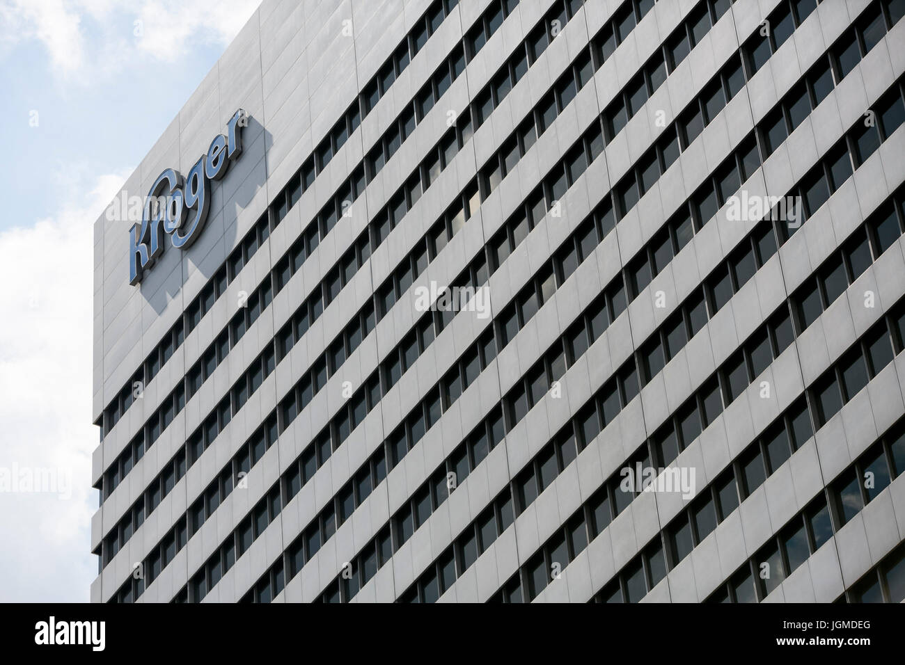 Un logo segno al di fuori della sede della società Kroger, a Cincinnati, Ohio, 29 giugno 2017. Foto Stock
