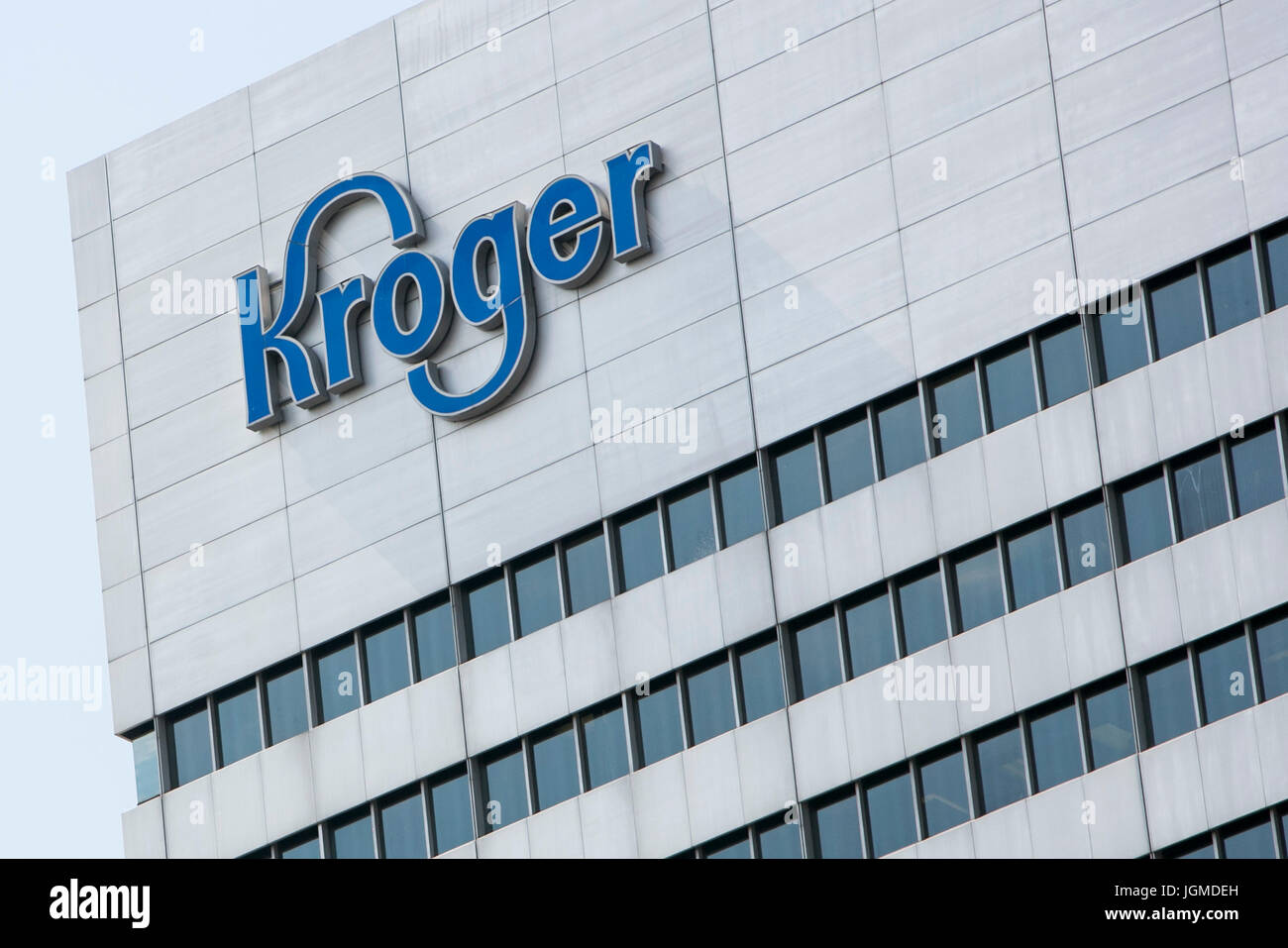 Un logo segno al di fuori della sede della società Kroger, a Cincinnati, Ohio, 29 giugno 2017. Foto Stock