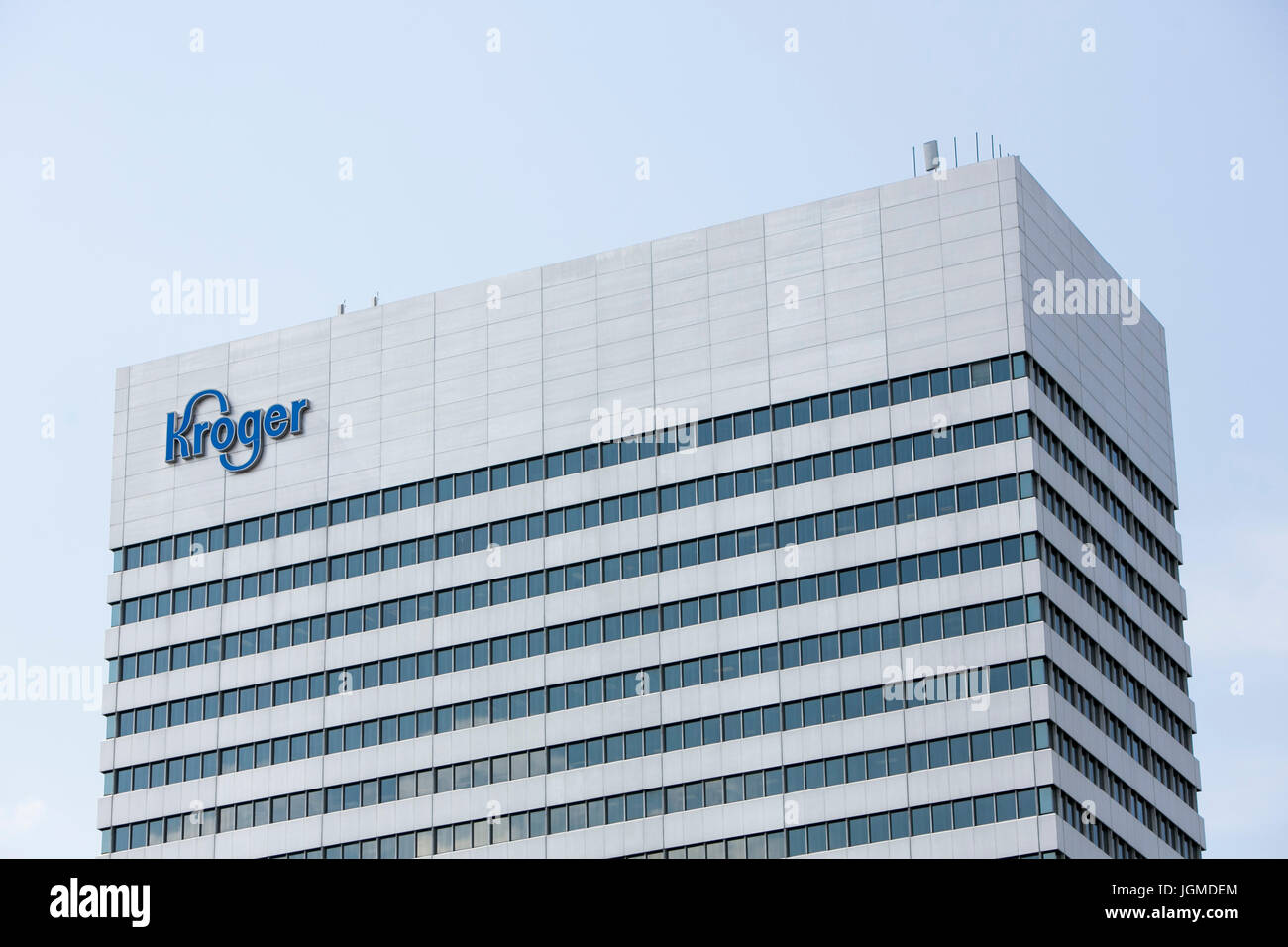 Un logo segno al di fuori della sede della società Kroger, a Cincinnati, Ohio, 29 giugno 2017. Foto Stock