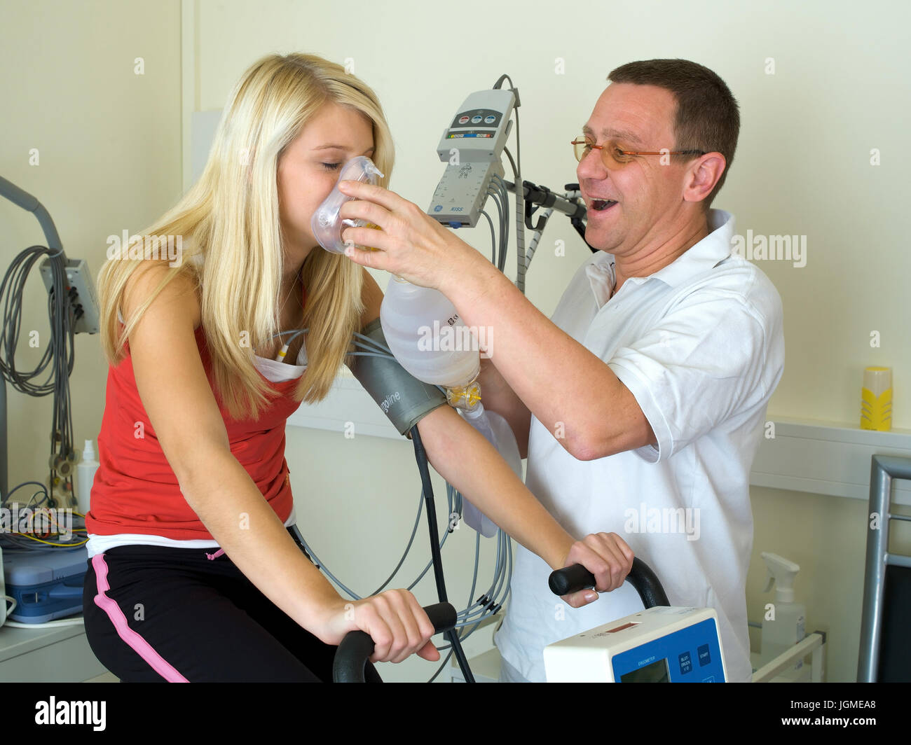 Giovane donna svolge un ergometro test nella pratica medica - una giovane donna su un ergometro in chirurgia, Junge Frau fuÃàhrt einen Ergometer-Tes Foto Stock
