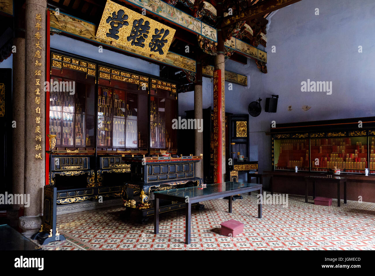 Padiglione posteriore, taoista Han Jiang Tempio Ancestrale, George Town, Pulau Pinang, Malaysia. Le compresse all'interno della cabine di vetro portano i nomi degli antenati. Foto Stock