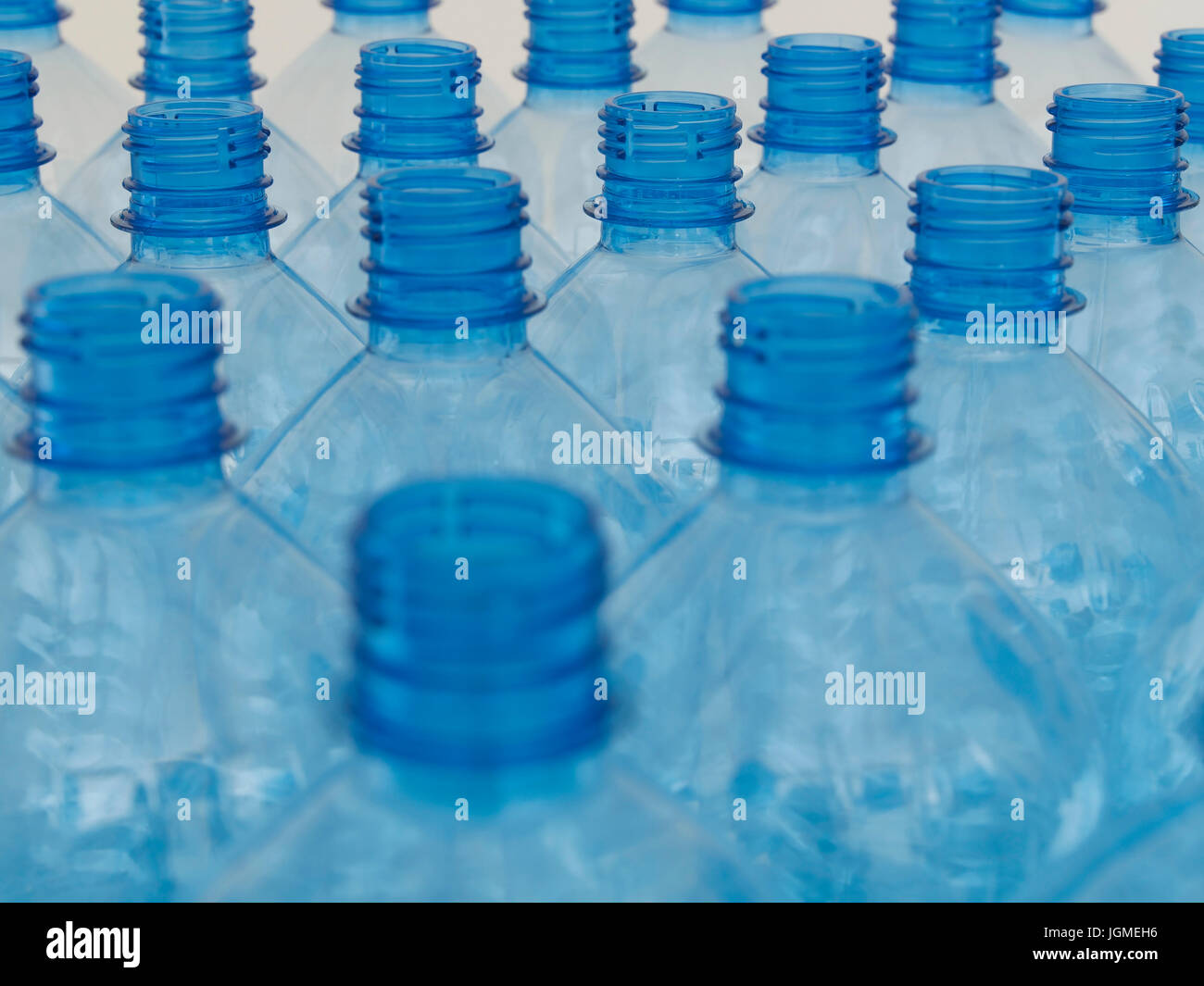 Svuotare le bottiglie di acqua - svuotare la bottiglia d'acqua, leere Wasserflaschen - svuotare la bottiglia di acqua Foto Stock
