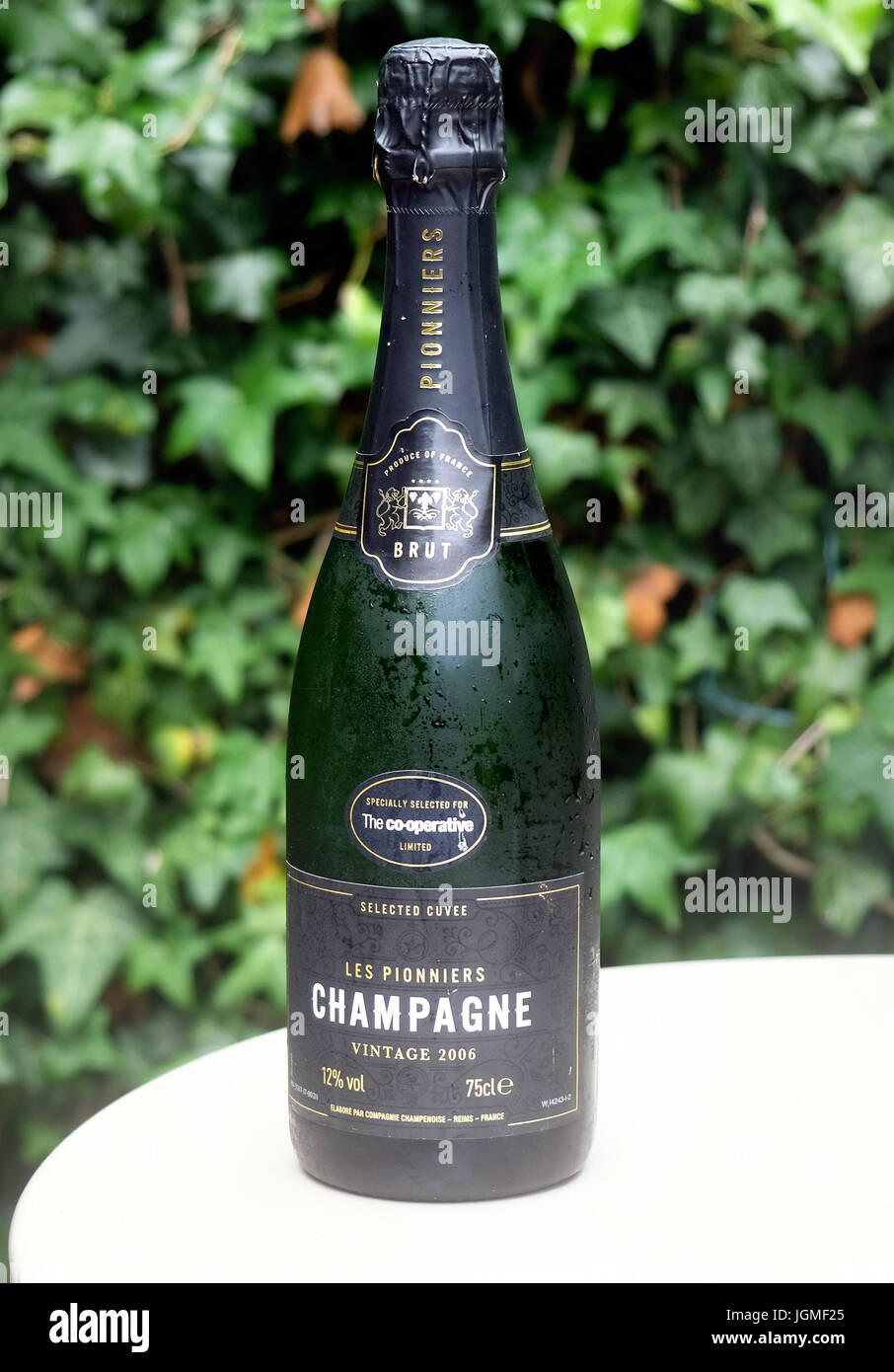 Pic mostra: Co-op a proprio marchio champagne Oro vince il prestigioso  premio che la pone al fianco di Dom Perignon Les Pionniers e Les Pionniers  Vintage 2006 Foto stock - Alamy