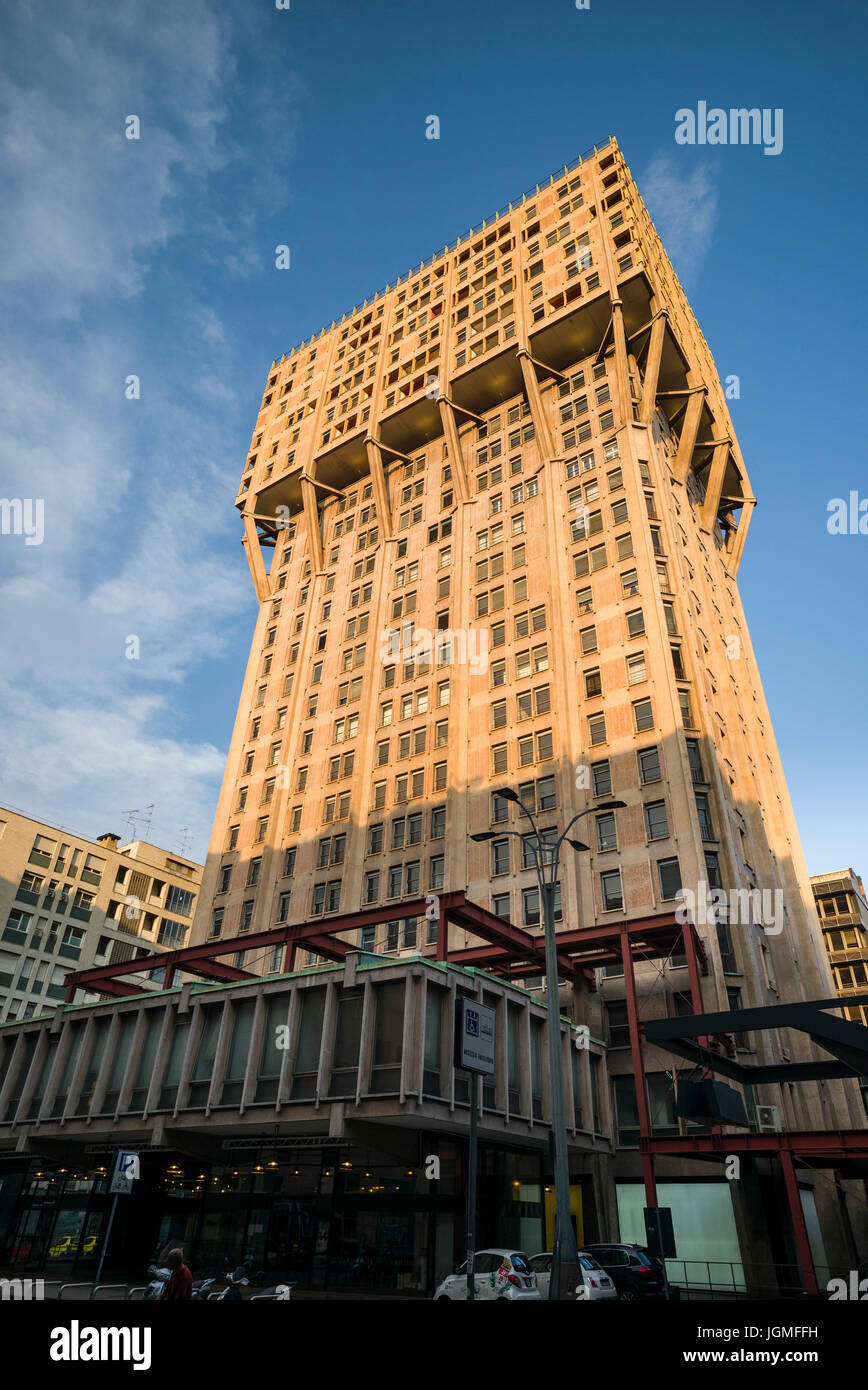 Milano. L'Italia. Torre Velasca, BBPR partenariato architettonica, 1958. Foto Stock