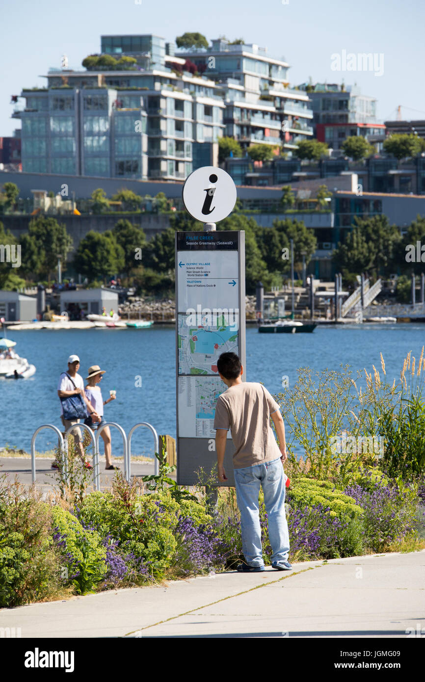 Per turisti in cerca di una mappa in False Creek sul mare Greenway (Seawall), Vancouver, Canada Foto Stock