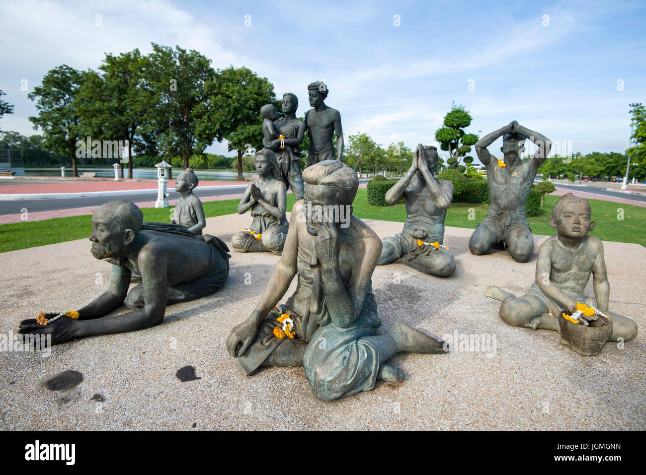 Statua intorno alla Regina Suriyothai monumento, Ayutthaya. Foto Stock
