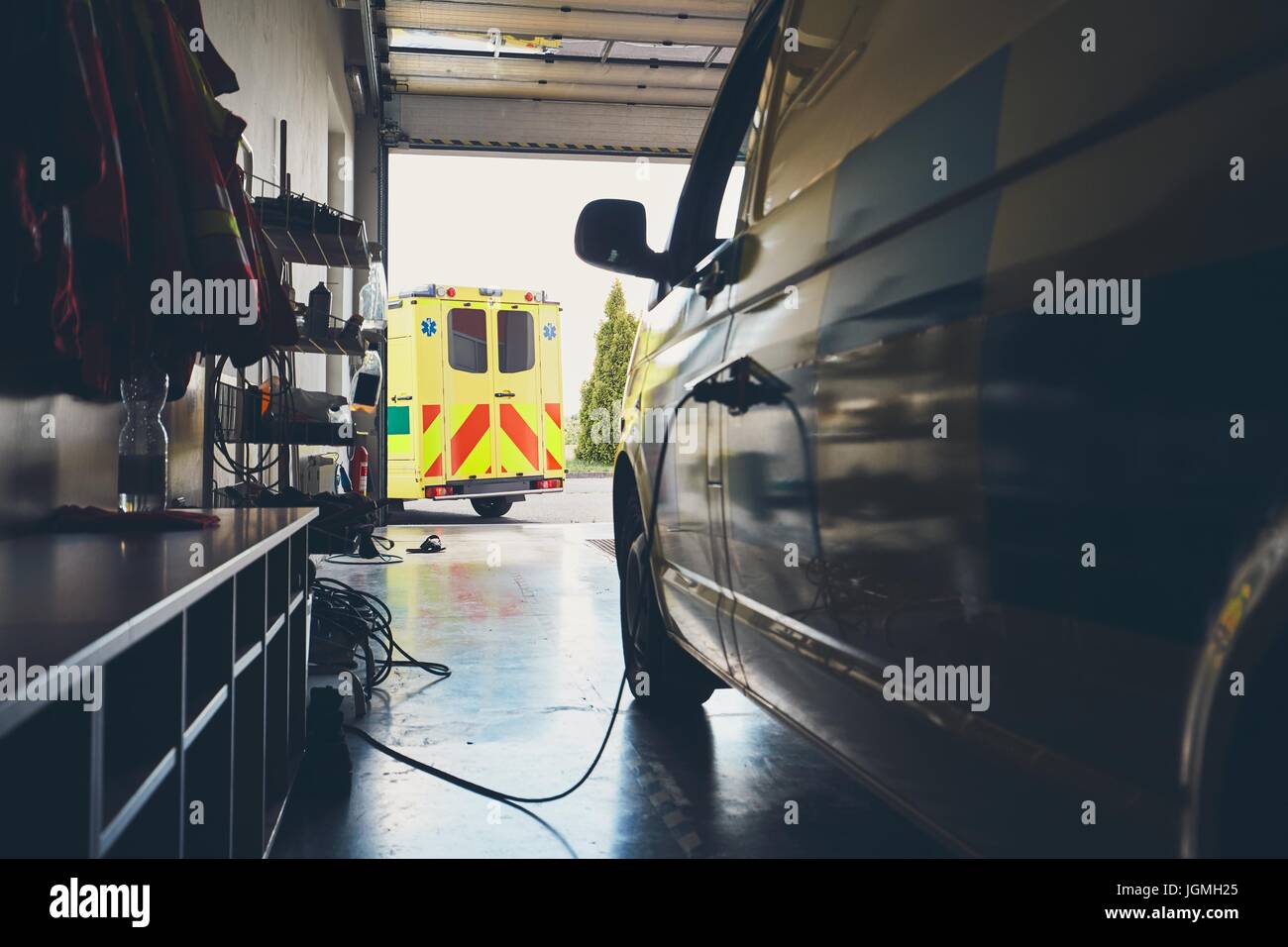 Stazione di servizio di emergenza medica. Allarme per il personale paramedico team in ambulanza. Tema di salvataggio, aiuto e speranza. Foto Stock