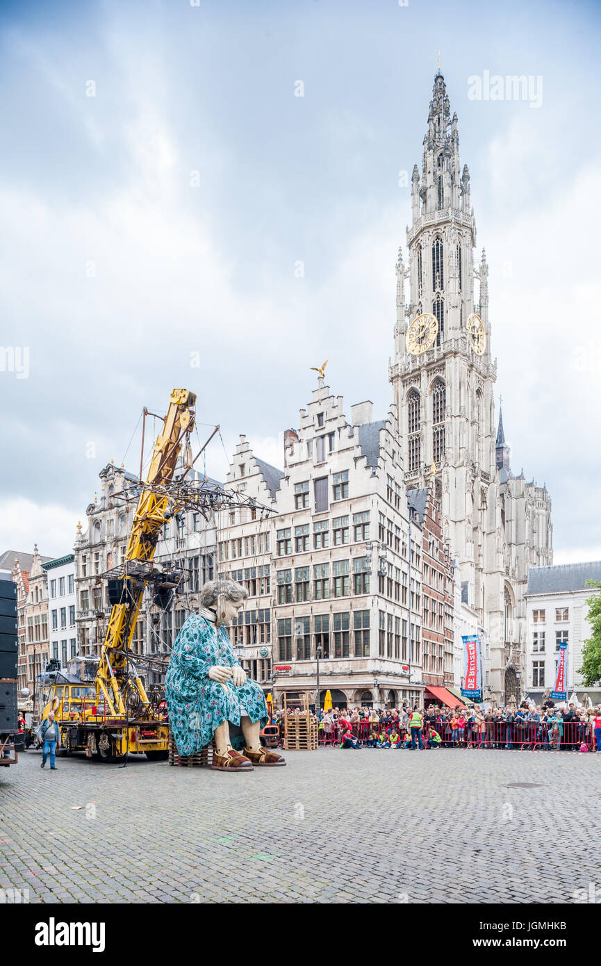 Belgio, Anversa, De Reuzen - i giganti da Royal de Luxe - Zomer van Antwerpen 2015 Foto Stock