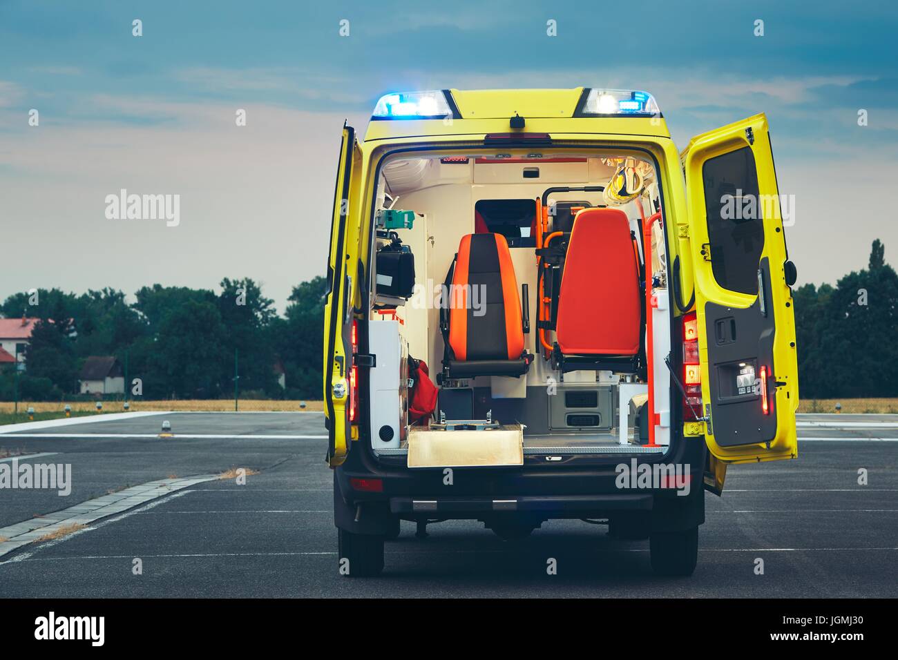 Ambulanza del servizio di emergenza medica di notte. Foto Stock