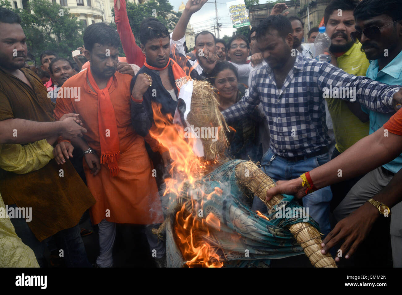 Kolkata, India. 08 Luglio, 2017. B.J.P attivista Partito masterizzare effige del Chief Minister durante questa protesta rally in Kolkata. Il Bengala Occidentale Bharatiya Janta presidente del Partito Dilip Ghosh insieme con altri leader e attivista Marzo a casa del governatore per protestare contro il governo dello Stato e la domanda di attrezzatura 356 per fermare atti di violenza e ristabilire la pace in luglio 8, 2017 in Kolkata. Credito: Saikat Paolo/Pacific Press/Alamy Live News Foto Stock