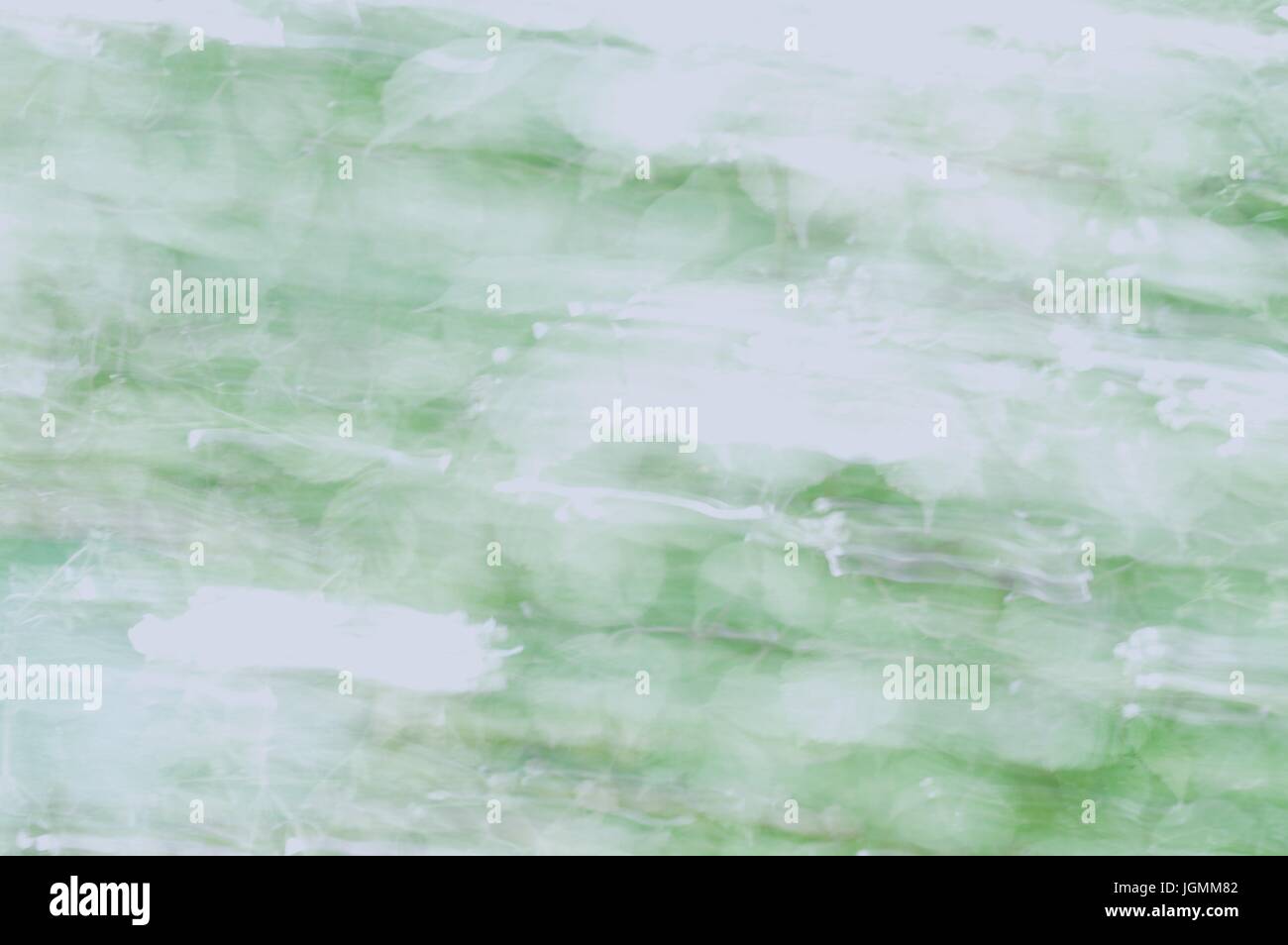 Abstract estate verde sfondo, sfocatura, lunga esposizione Foto Stock