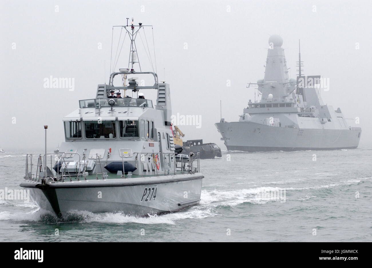 AJAXNETPHOTO. 28gennaio 2009. PORTSMOUTH,Inghilterra. - Arrivo furtivo - HMS audace, PRIMA DELLA ROYAL NAVY è di sei nuovi tipo 45 cacciatorpediniere, arriva a Portsmouth base navale; scortato da HMS TRACKER. Foto:JONATHAN EASTLAND/AJAX REF:D92801 2230 Foto Stock