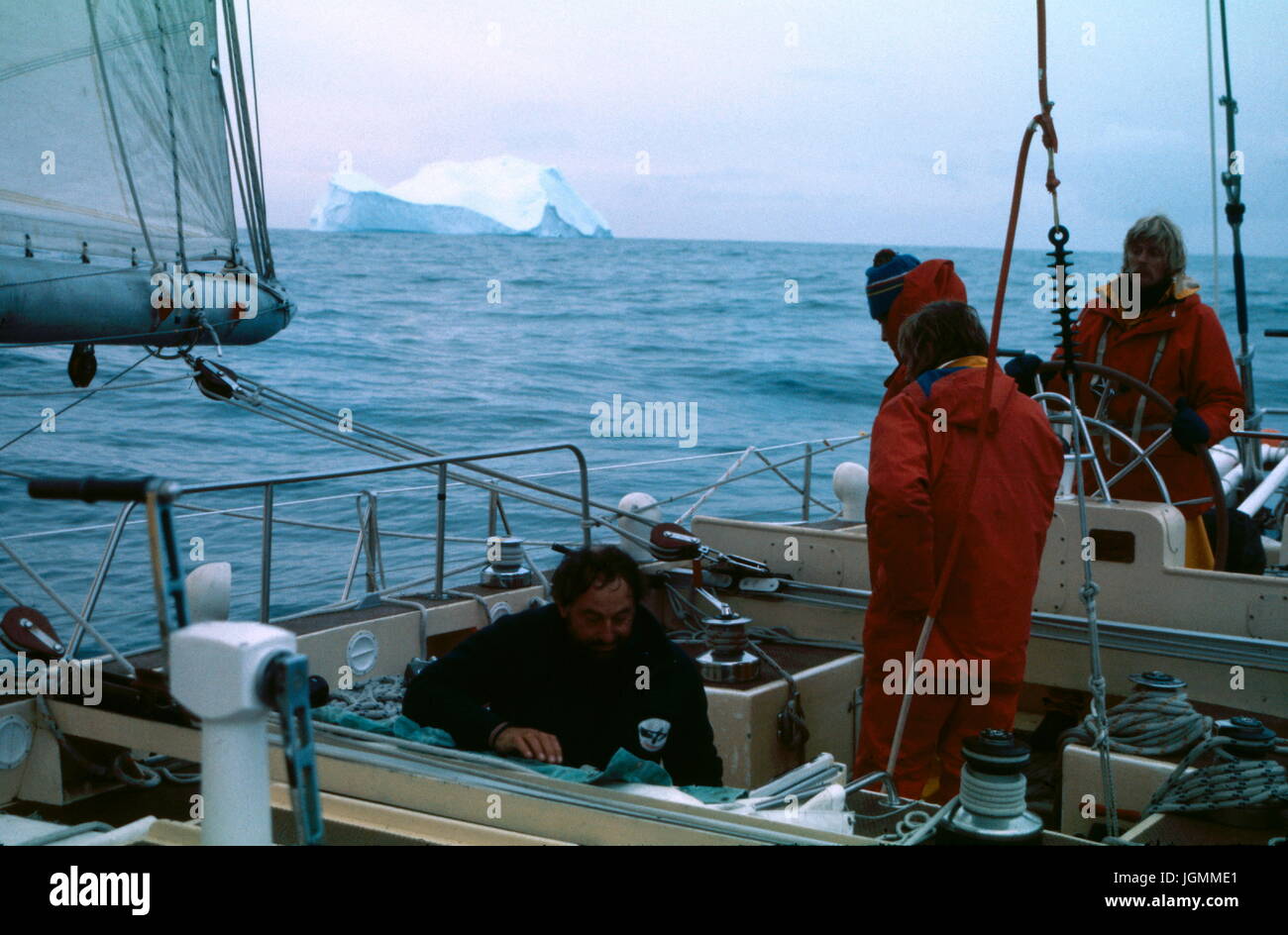 AJAXNETPHOTO. 1977. Oceano Meridionale. - ICEBERG TERRITORIO - la gara di lande YACHT CONDOR passando un iceberg nell'Oceano del Sud mentre EN IL PASSAGGIO DI CAPO HORN. Il neozelandese Peter Blake al volante. Foto:GRAHAM CARPENTER/AJAX REF:77 026 Foto Stock