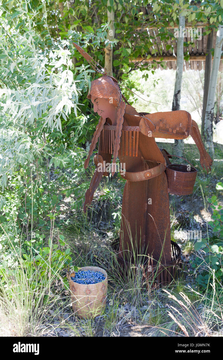 Scultura di metallo raffigurante la raccolta di bacche saskatoon Foto Stock