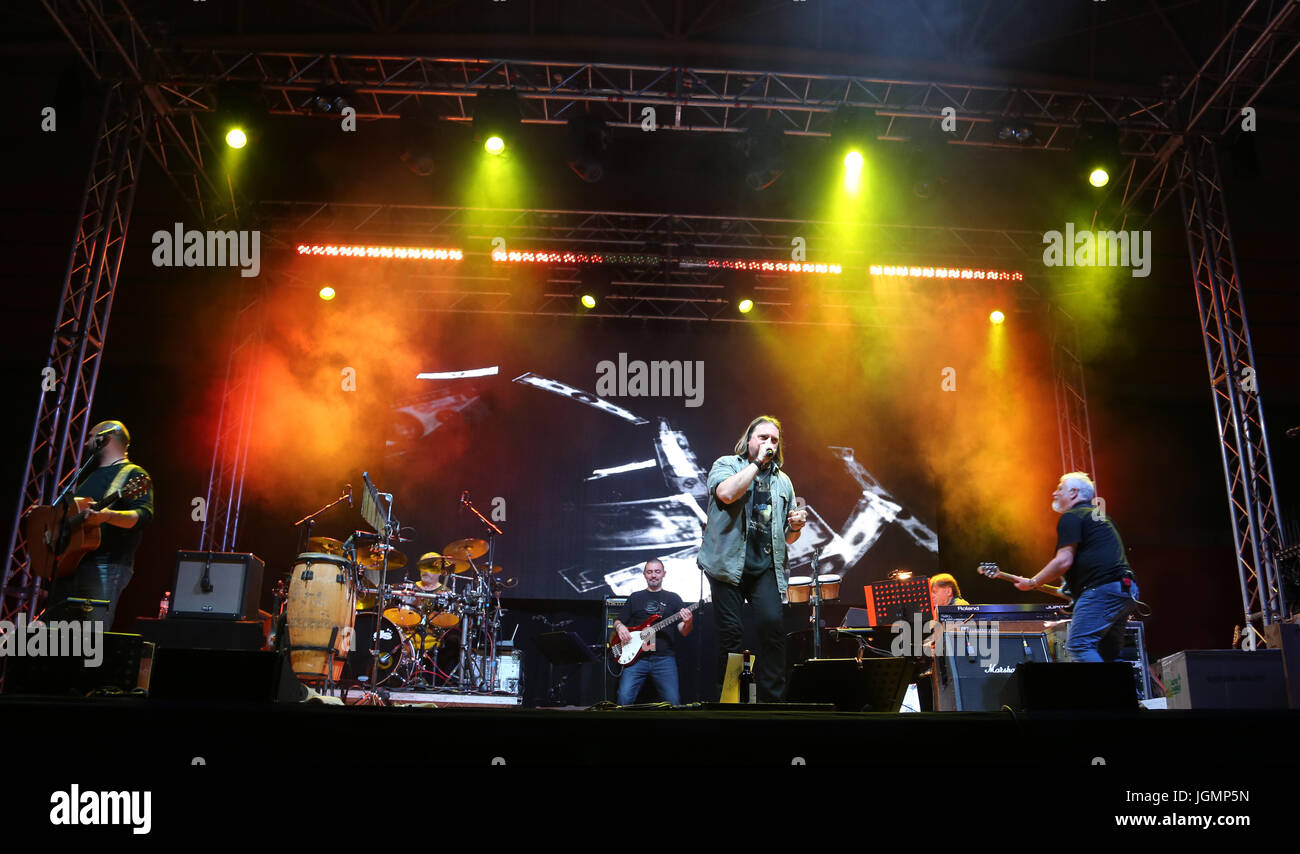 Bassano del Grappa, VI, Italia - 29 Aprile 2017: Nomadi un italiano famoso gruppo musicale sul palco durante il concerto dal vivo in Italia Foto Stock