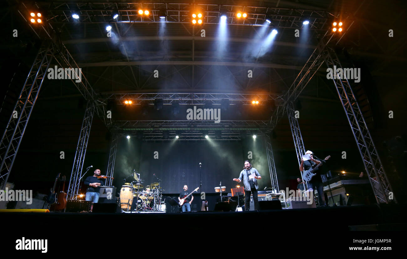 Bassano del Grappa, VI, Italia - 29 Aprile 2017: Nomadi un italiano famoso gruppo musicale sul palco durante il concerto dal vivo in Italia Foto Stock