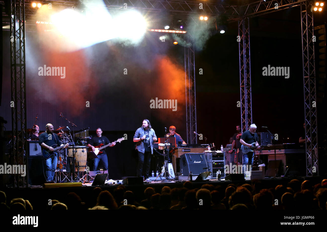 Bassano del Grappa, VI, Italia - 29 Aprile 2017: Nomadi una banda italiana sul palco durante il concerto dal vivo in Italia Foto Stock