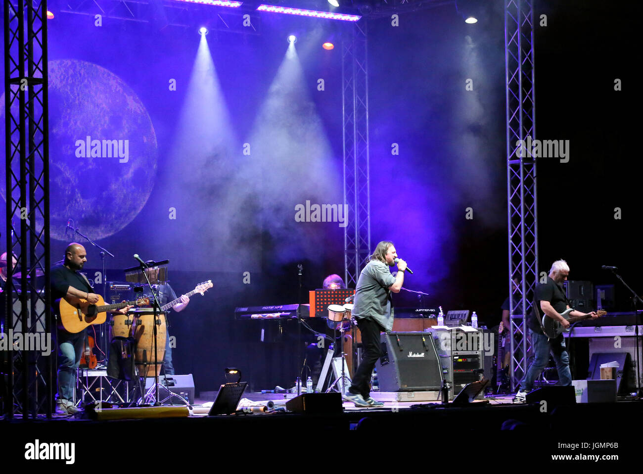 Bassano del Grappa, VI, Italia - 29 Aprile 2017: Nomadi una banda italiana sul palco durante il concerto dal vivo in Italia Foto Stock