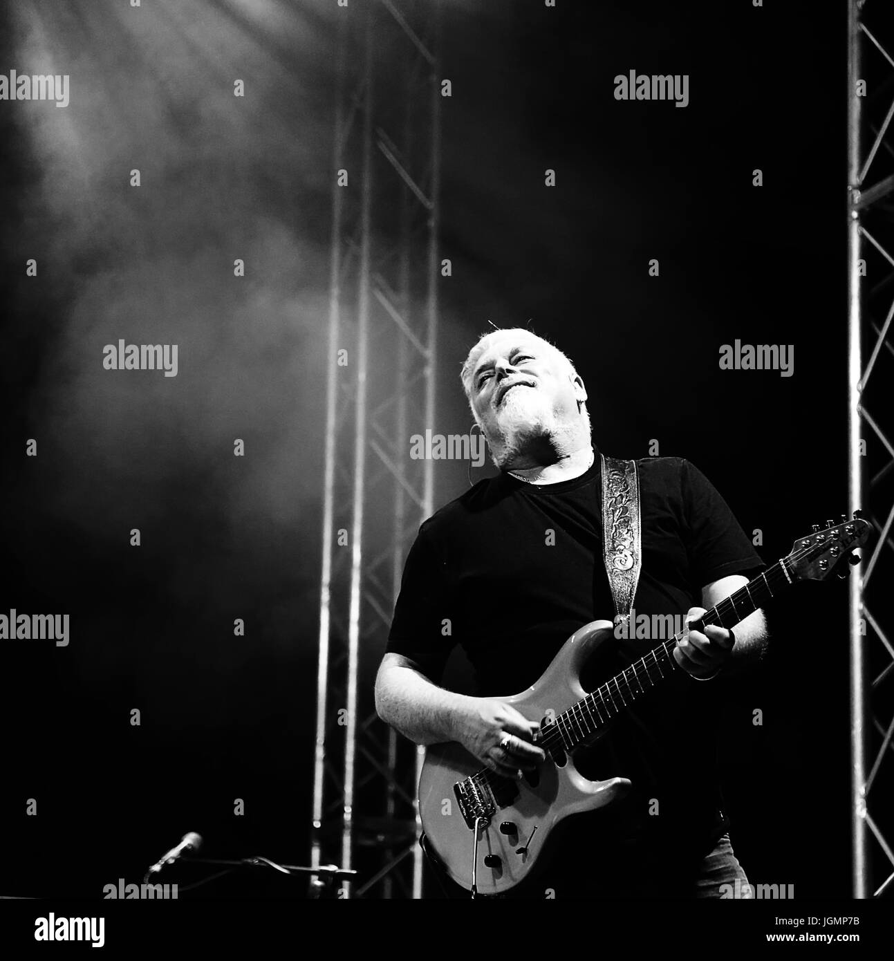 Bassano del Grappa, VI, Italia - 29 Aprile 2017: Falzone Cico chitarrista dei Nomadi un italiano gruppo musicale sul palco durante un concerto dal vivo Foto Stock