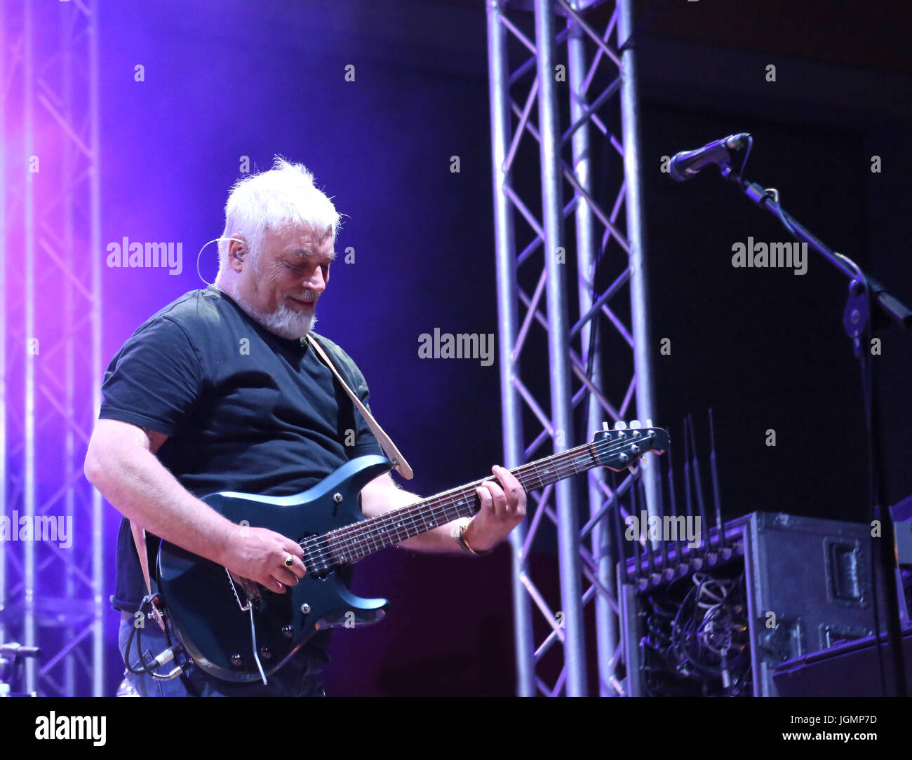 Bassano del Grappa, VI, Italia - 29 Aprile 2017: Falzone Cico chitarrista dei Nomadi un italiano gruppo musicale durante un concerto dal vivo Foto Stock