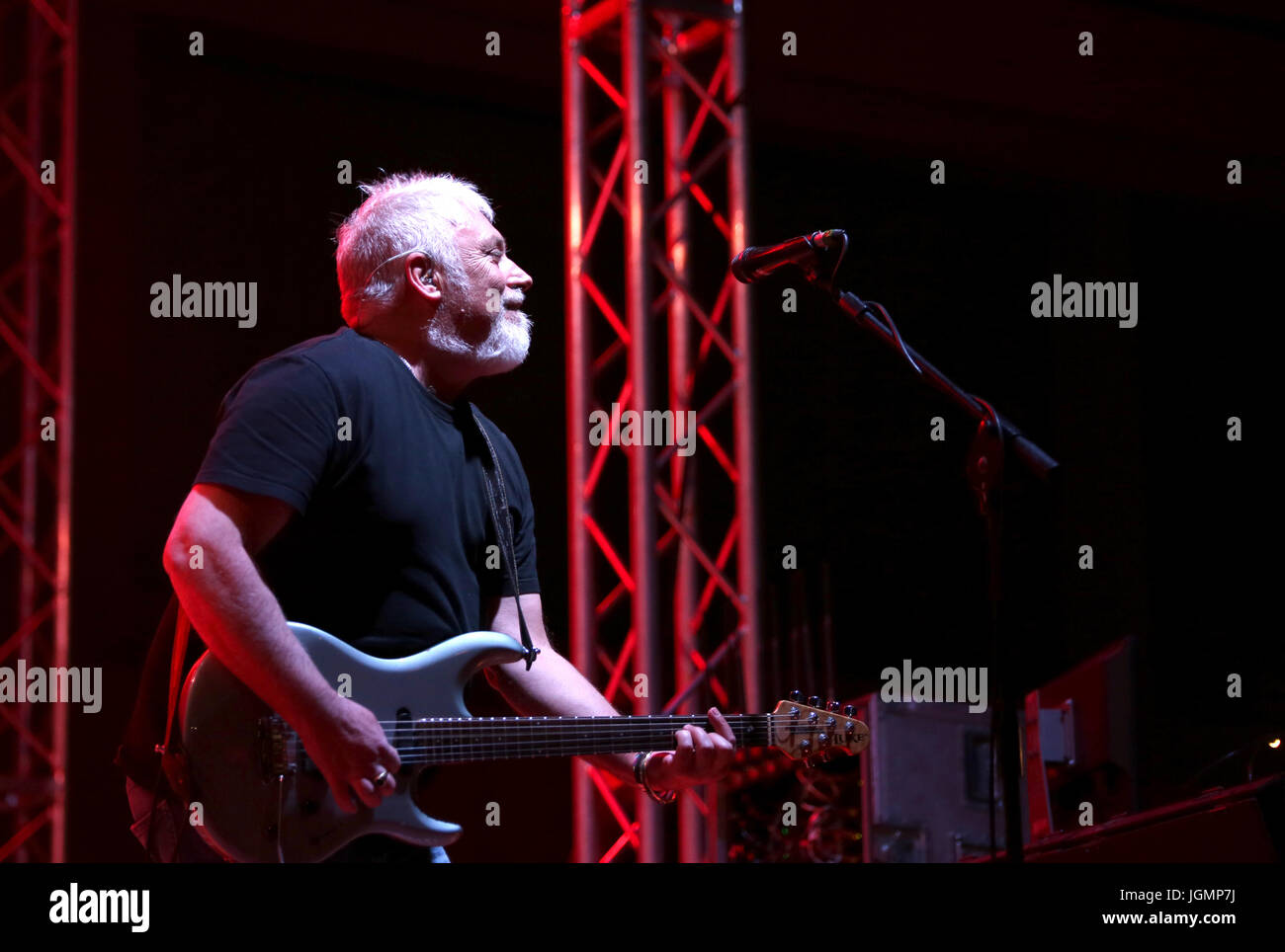 Bassano del Grappa, VI, Italia - 29 Aprile 2017: Falzone Cico chitarrista dei Nomadi un italiano gruppo musicale sul palco durante un concerto dal vivo Foto Stock