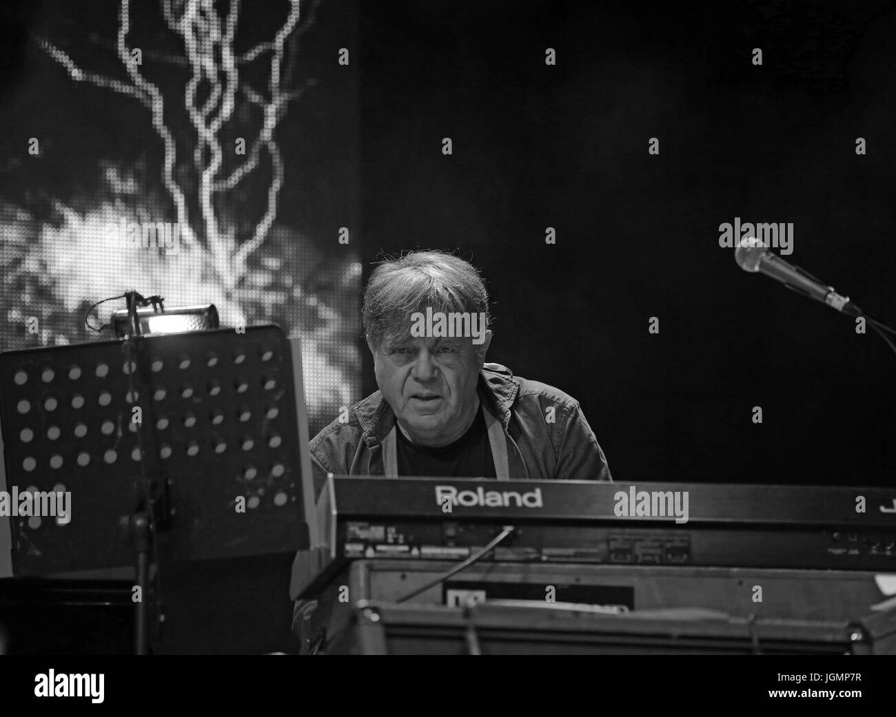 Bassano del Grappa, VI, Italia - 29 Aprile 2017: Carletti Beppe suona il pianoforte di nomadi un italiano famoso gruppo musicale durante un concerto dal vivo Foto Stock