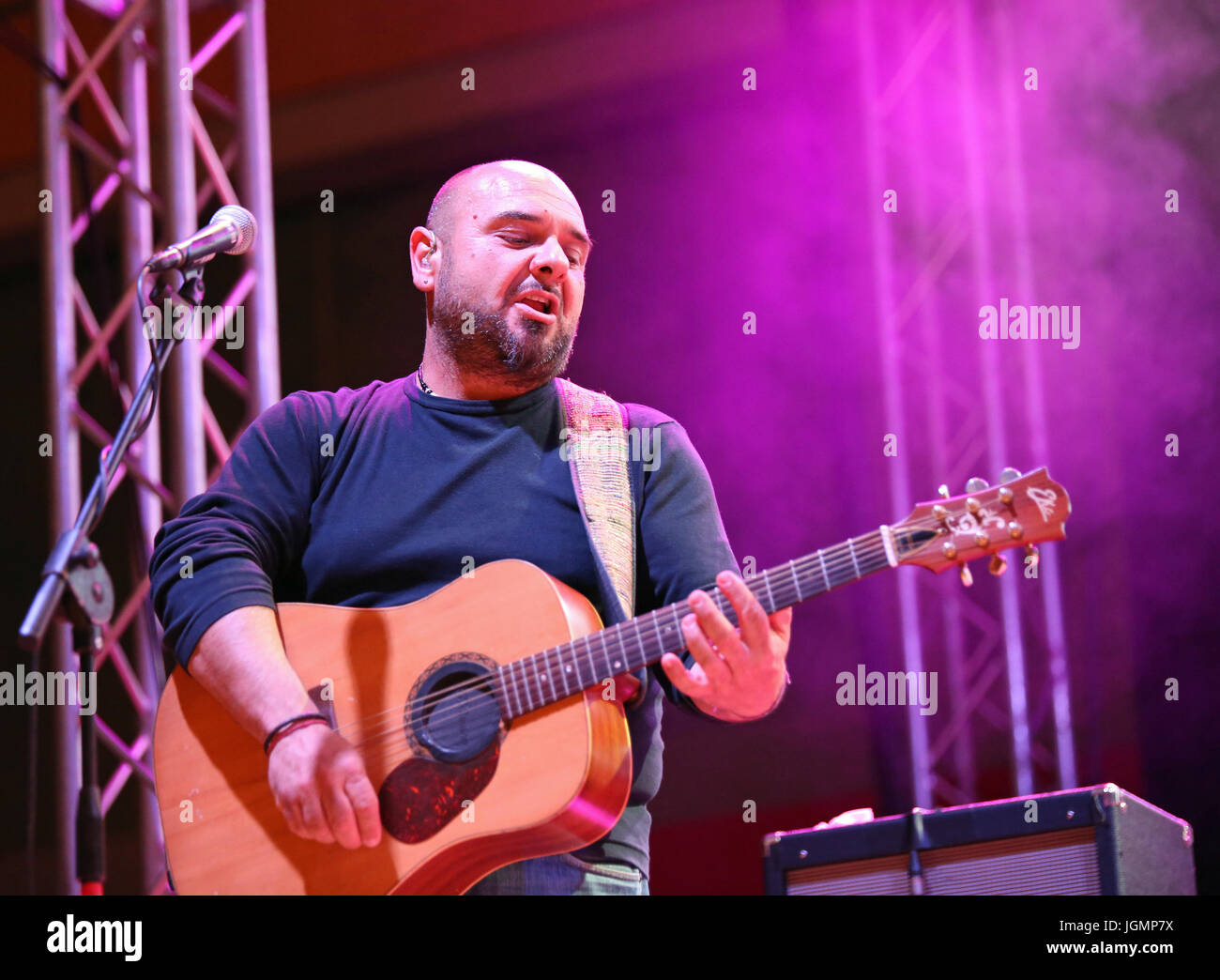 Bassano del Grappa, VI, Italia - 29 Aprile 2017: Reggioli Sergio di nomadi un italiano gruppo musicale suona la chitarra durante un concerto dal vivo Foto Stock