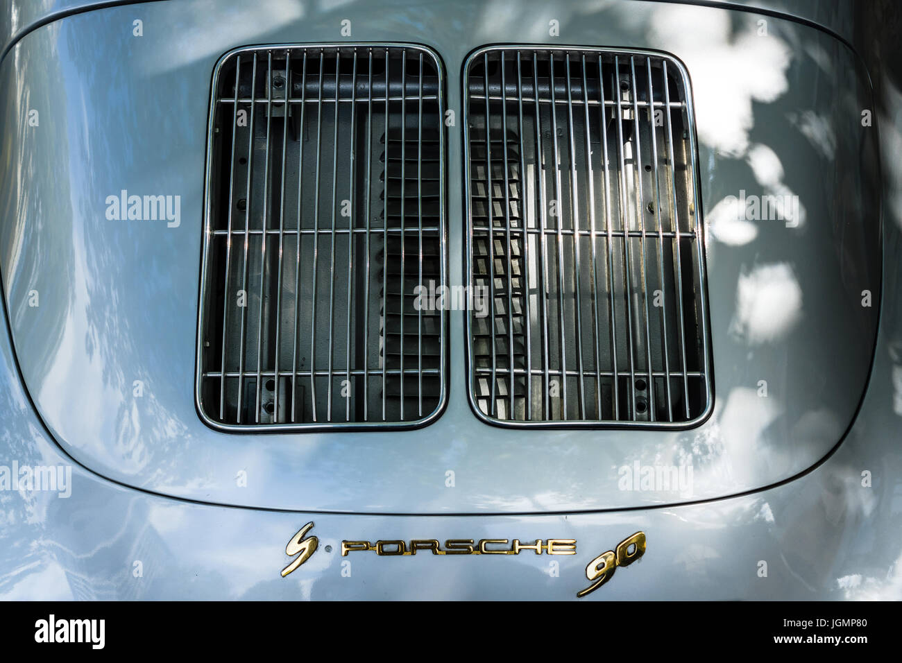 Berlino - Giugno 17, 2017: griglie di aerazione per la climatizzazione del vano motore di un'auto sportiva Porsche 356. Classic giorni Berlino 2017. Foto Stock