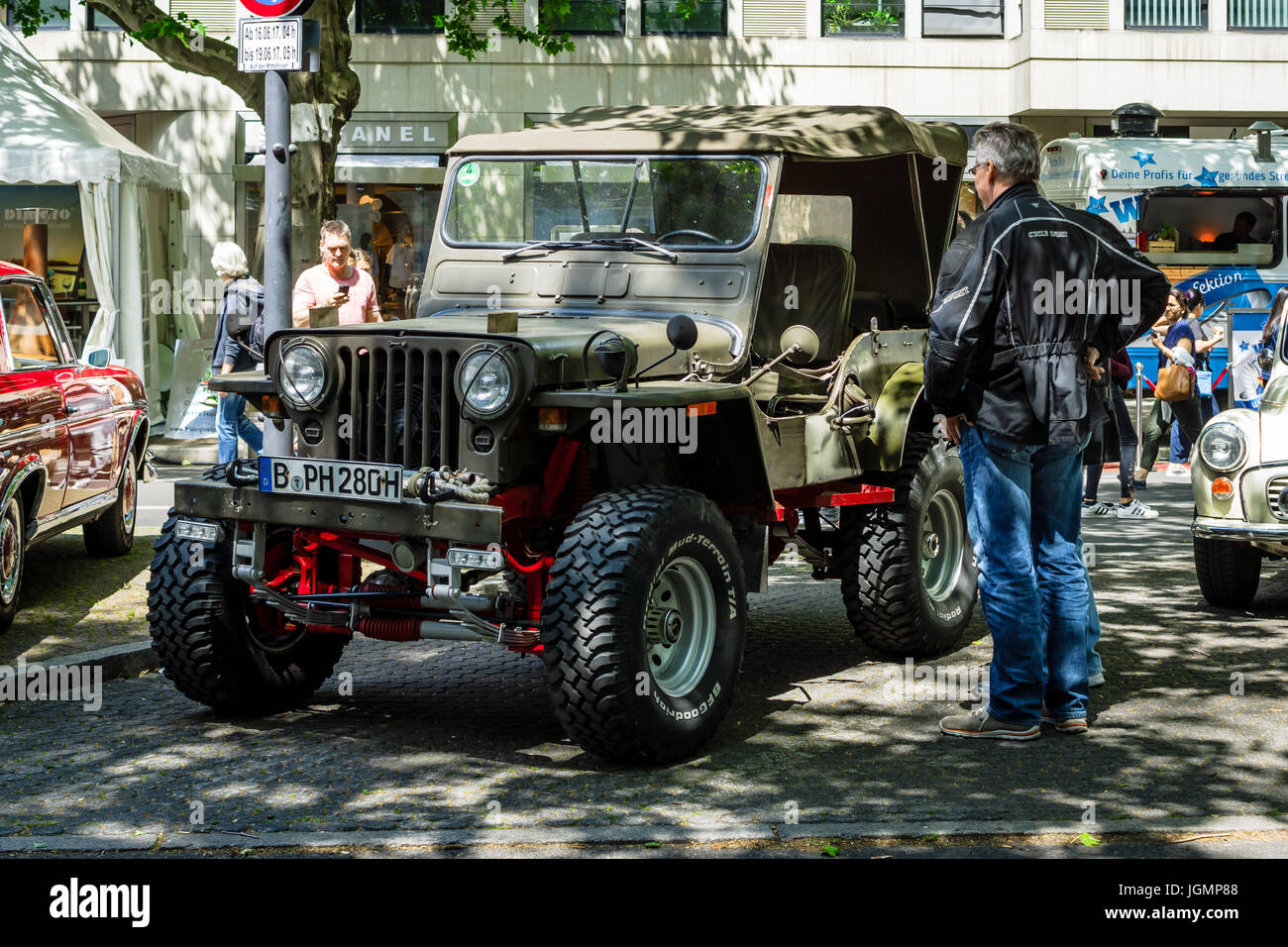 Berlino - Giugno 17, 2017: militare di veicoli commerciali leggeri Willys MB. Classic giorni Berlino 2017. Foto Stock
