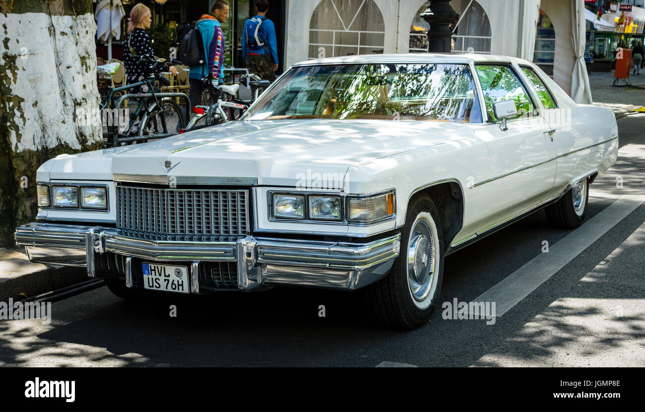 Berlino - Giugno 17, 2017: full-size auto di lusso Cadillac Coupe de Ville (quarta generazione), 1975. Classic giorni Berlino 2017. Foto Stock