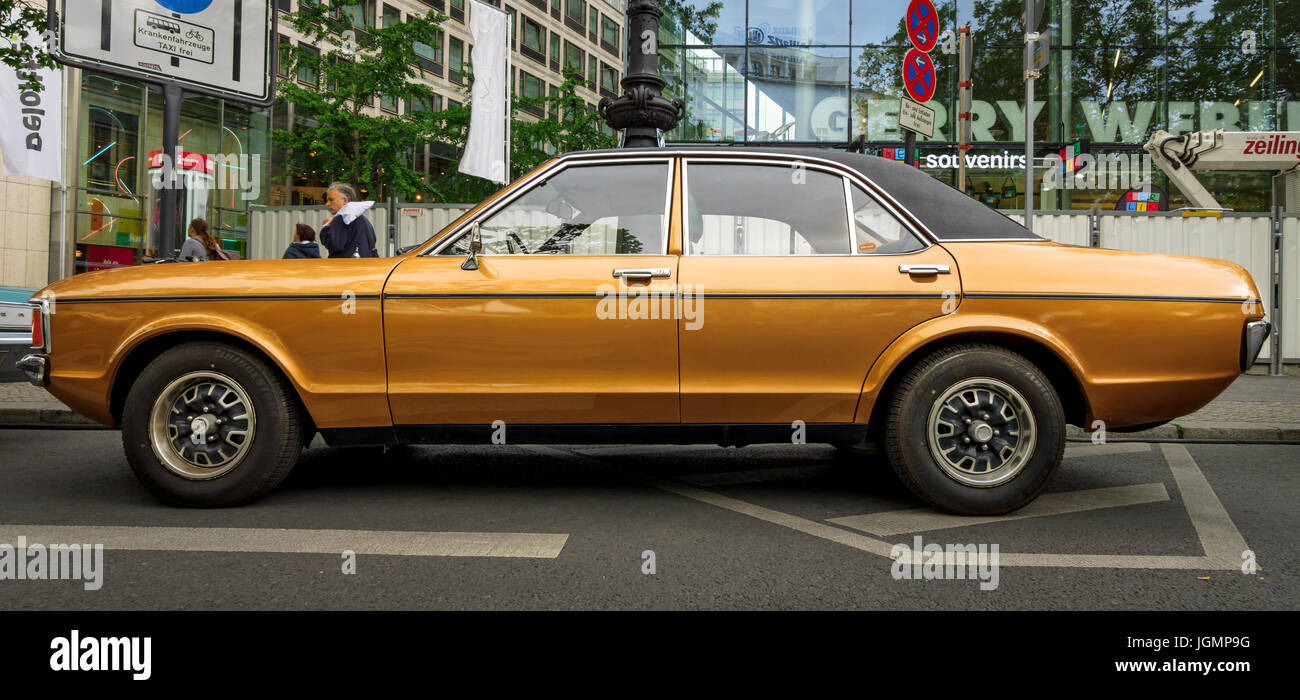 Berlino - Giugno 17, 2017: un grande executive auto Ford Granada contrassegnare i (Europa), 1976. Classic giorni Berlino 2017. Foto Stock