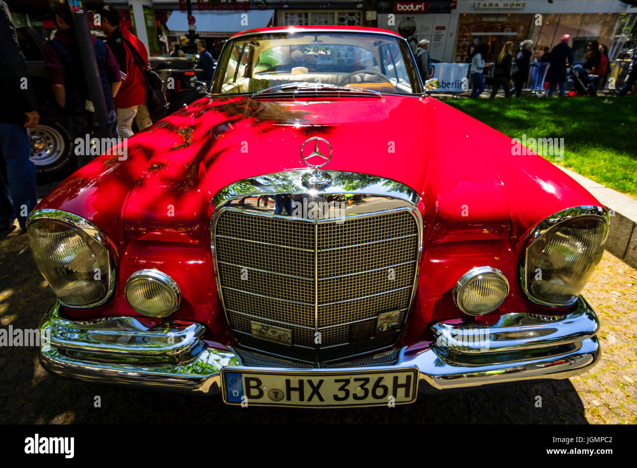 Berlino - Giugno 17, 2017: full-size auto di lusso Mercedes-Benz 220 SE Coupe (W111). Classic giorni Berlino 2017. Foto Stock