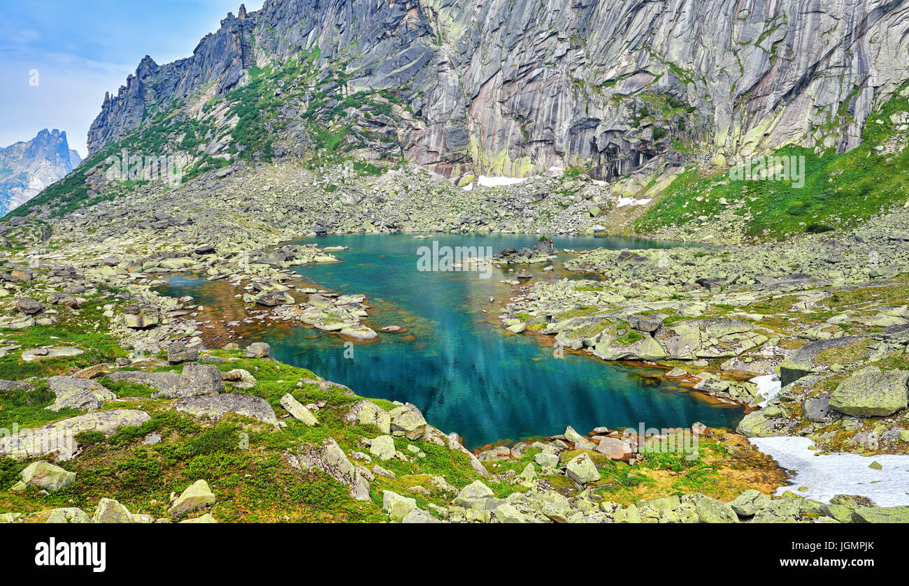 Colore turchese delle acque del lago glaciale. Ergaki Park. Regione di Krasnoyarsk. La Russia Foto Stock
