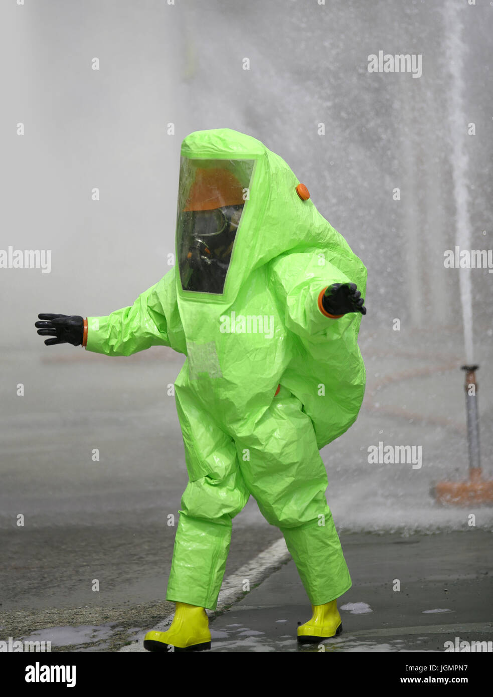Verde tuta protettiva con sistema di filtraggio dell'aria per respirare  durante un incendio o durante un attacco batteriologico Foto stock - Alamy