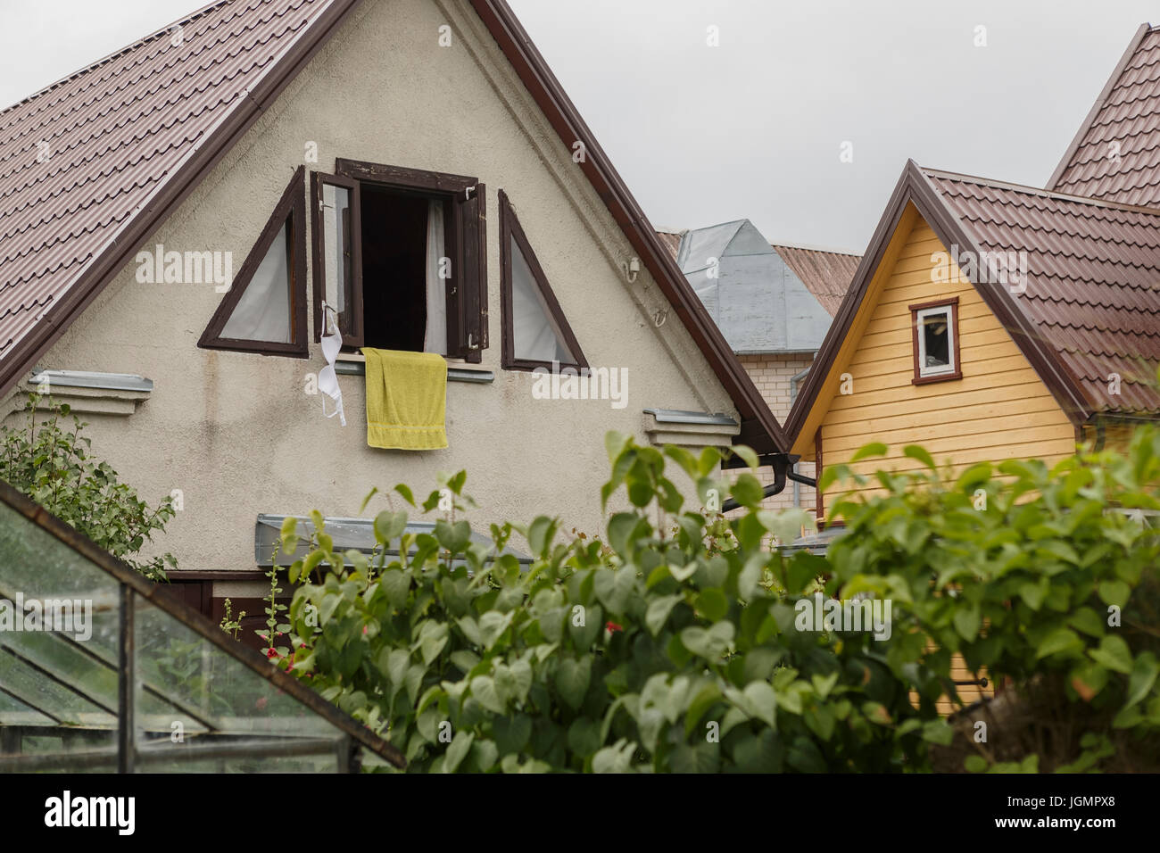 Appendere fuori sulla finestra di una casa di abitazione. Foto Stock