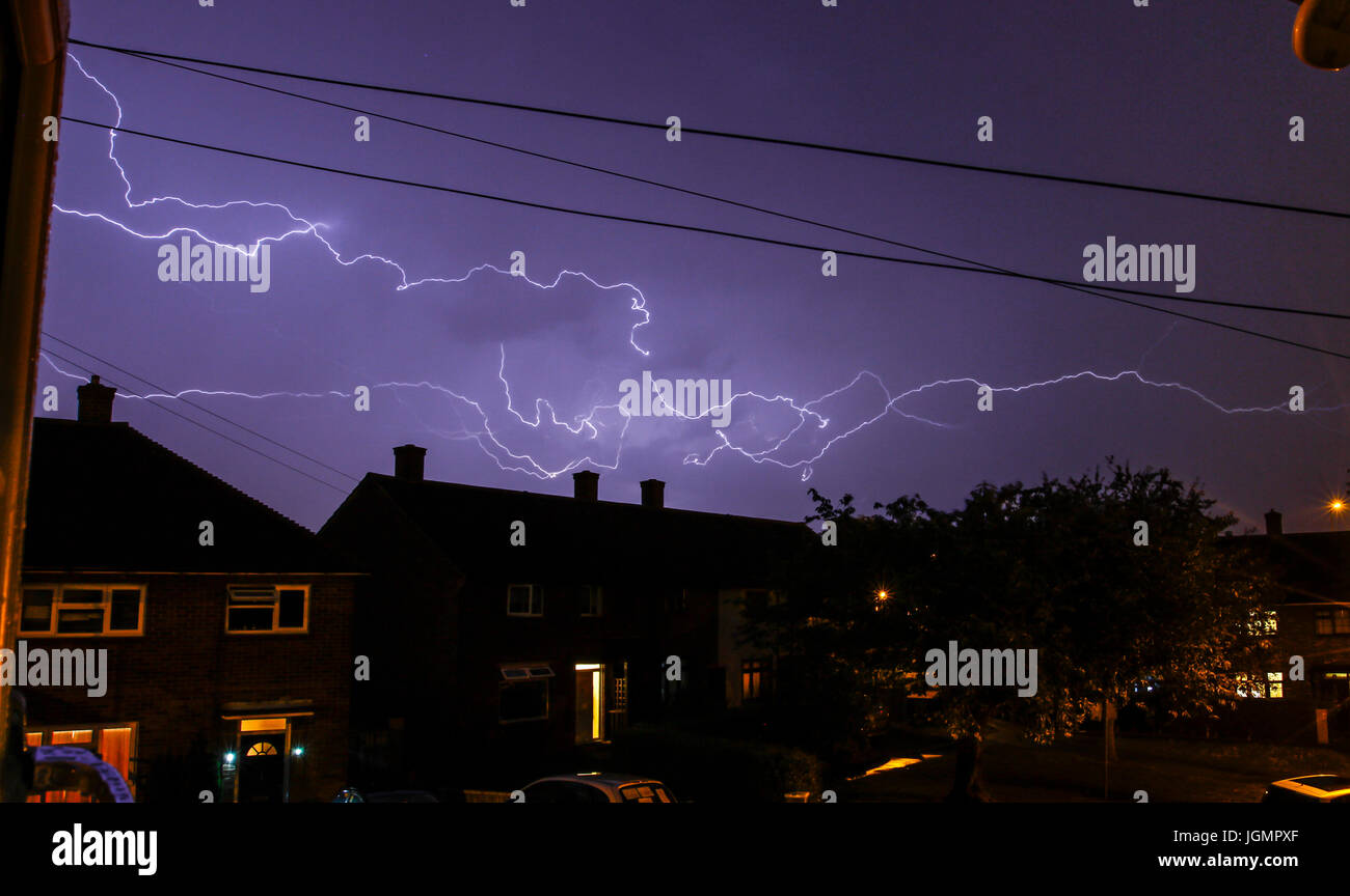 Regno Unito Meteo. Tempesta tuono nelle prime ore del mattino con spettacolari fulmini sopra le case del sonno. Lound tuoni e lampi luminosi. Foto Stock