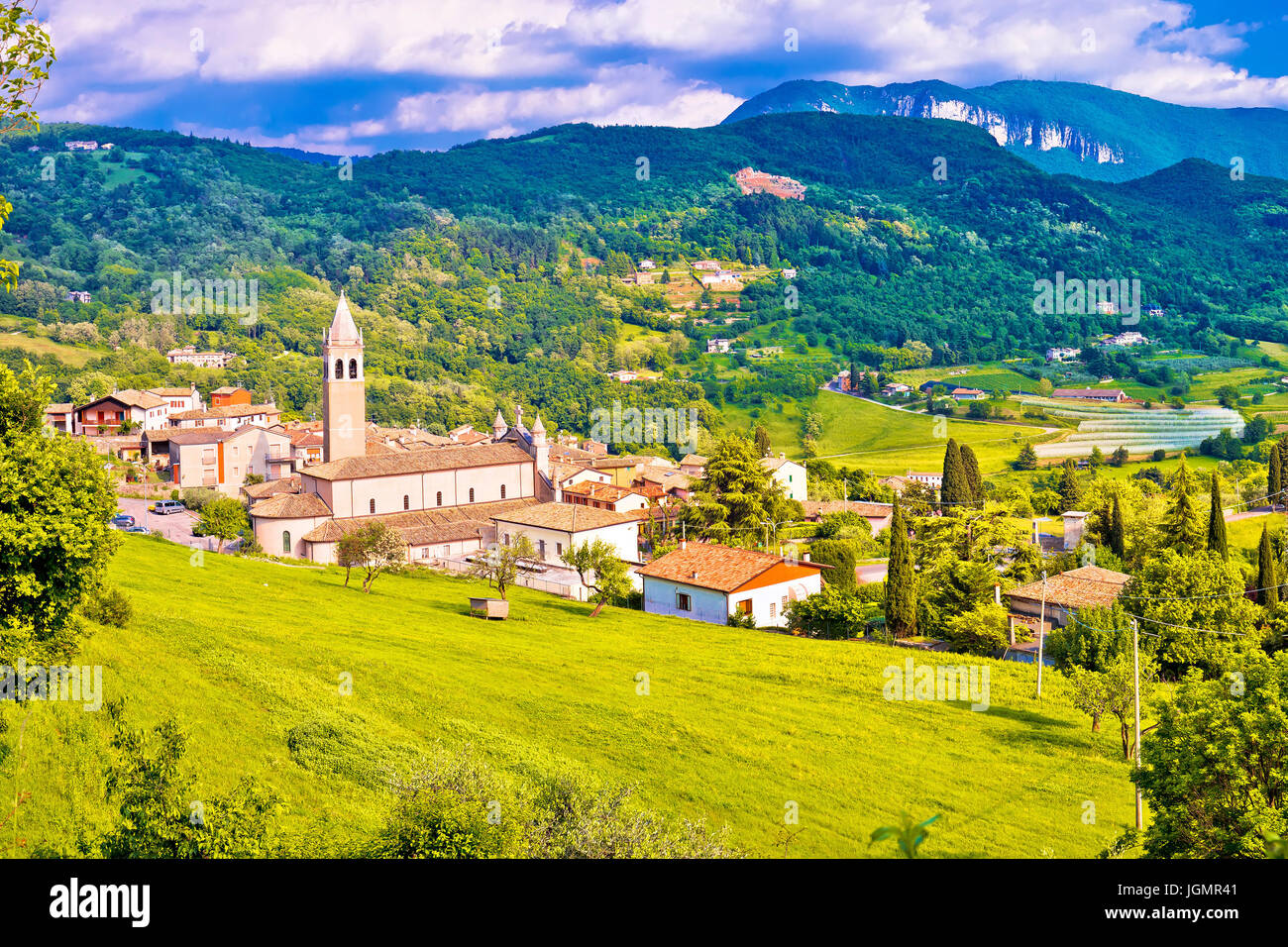 Il pittoresco villaggio di Pazzon vista panoramica, regione italiana Veneto Foto Stock