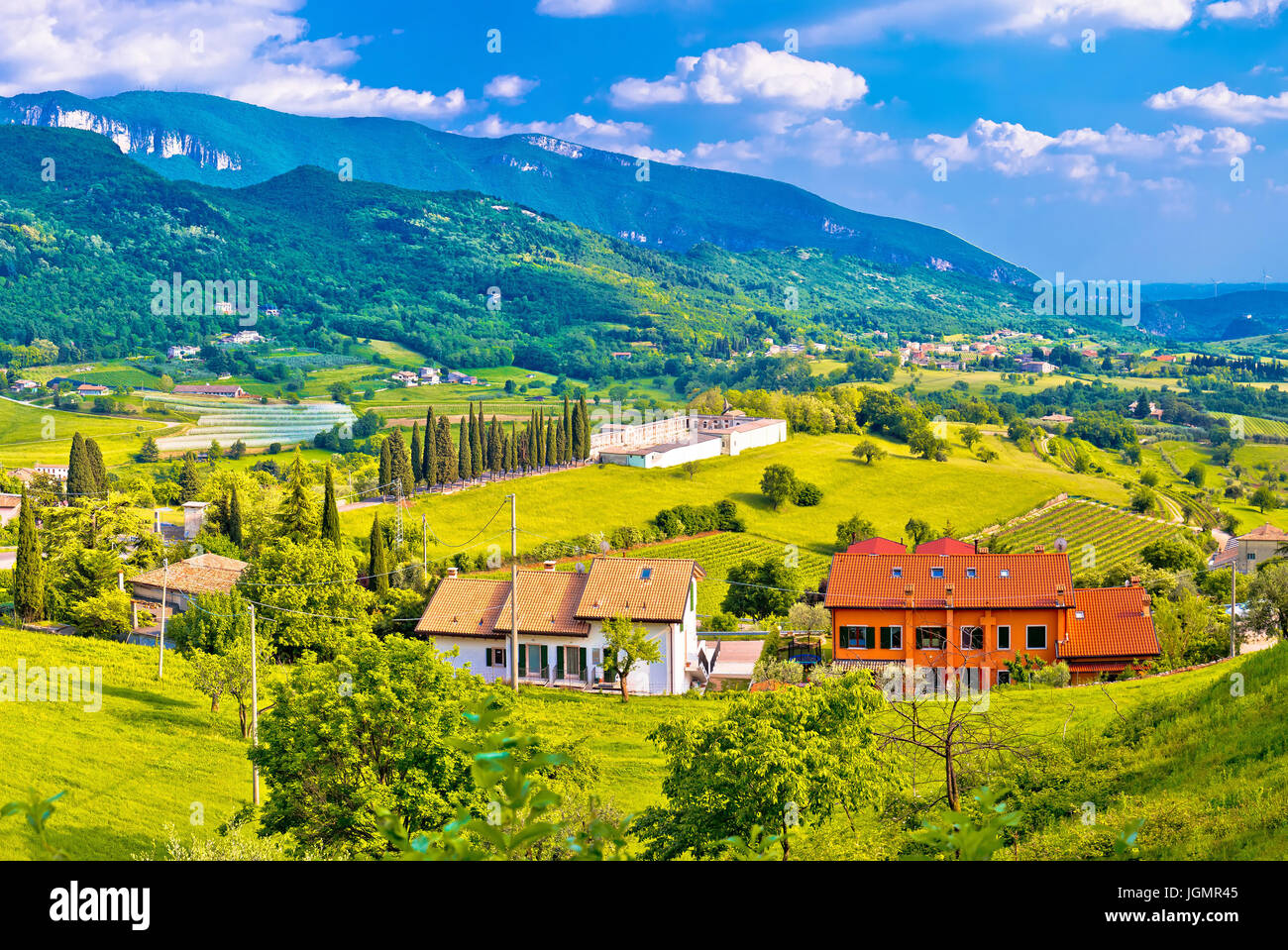 Il pittoresco villaggio di Pazzon valle e vista montagne, regione italiana Veneto Foto Stock