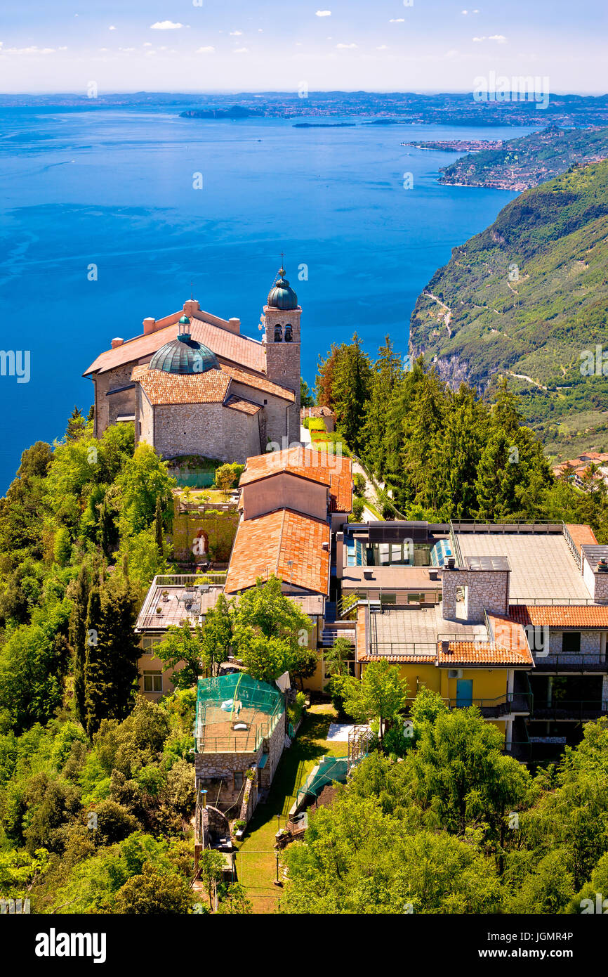 Madonna di Montecastello Eremo sopra il Lago di Garda vista verticale, Lombardia, Italia Foto Stock