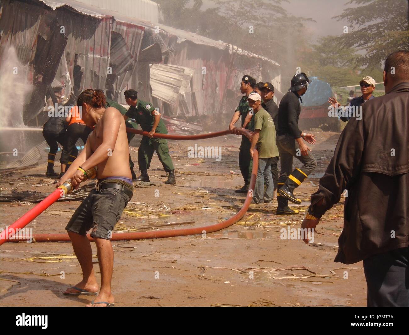 Resque di emergenza incendio e primi responder Poipet Cambogia decrepito impoverita cittadina della Thailandia linea di confine Foto Stock