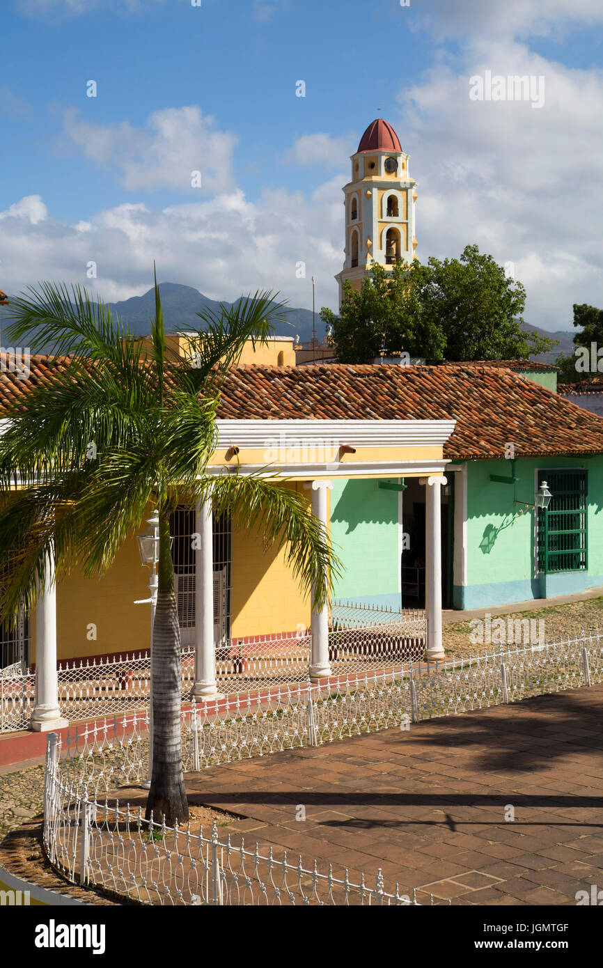 Plaza Mayor, Iglesia y Convento de San Francisco (fondo), Trinidad, Sito Patrimonio Mondiale dell'UNESCO, Sancti Spiritus, Cuba Foto Stock