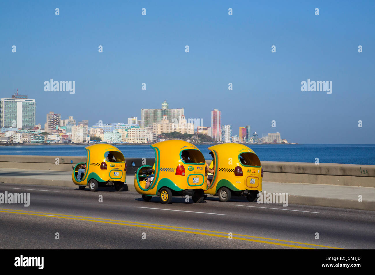 Coco taxi sul Malecon, Centro Habana, Havana, Cuba Foto Stock