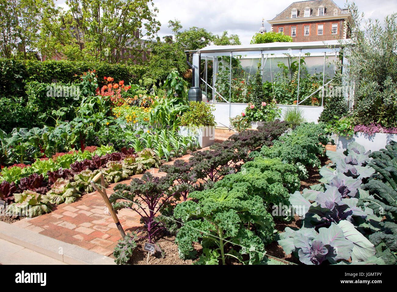 Chris Evans Giardino del Gusto, una BBC Radio 2 per sentirsi bene giardino, progettato da Jon Wheatley per il Chelsea Flower Show 2017 Foto Stock Chris Evans Giardino del Gusto, una BBC Radio 2 per sentirsi bene giardino, progettato da Jon Wheatley per il Chelsea Flower Show 2017 Foto Stock