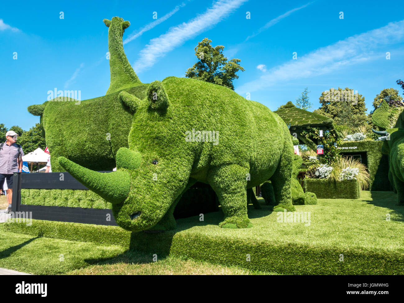 Rinoceronti scolpiti in erba e animali africani al RHS Hampton Court Flower Show, Londra, Inghilterra, Regno Unito Foto Stock