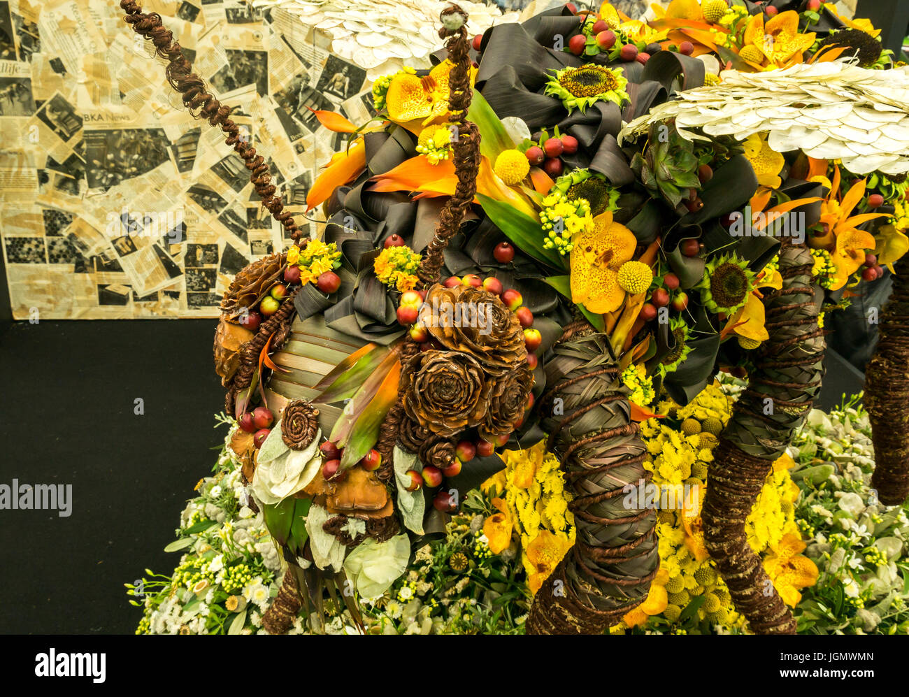 Arrangiamento floreale chiamato declino delle api da Capel Manor College, RHS Hampton Court Flower Show, Londra, Inghilterra, Regno Unito Foto Stock