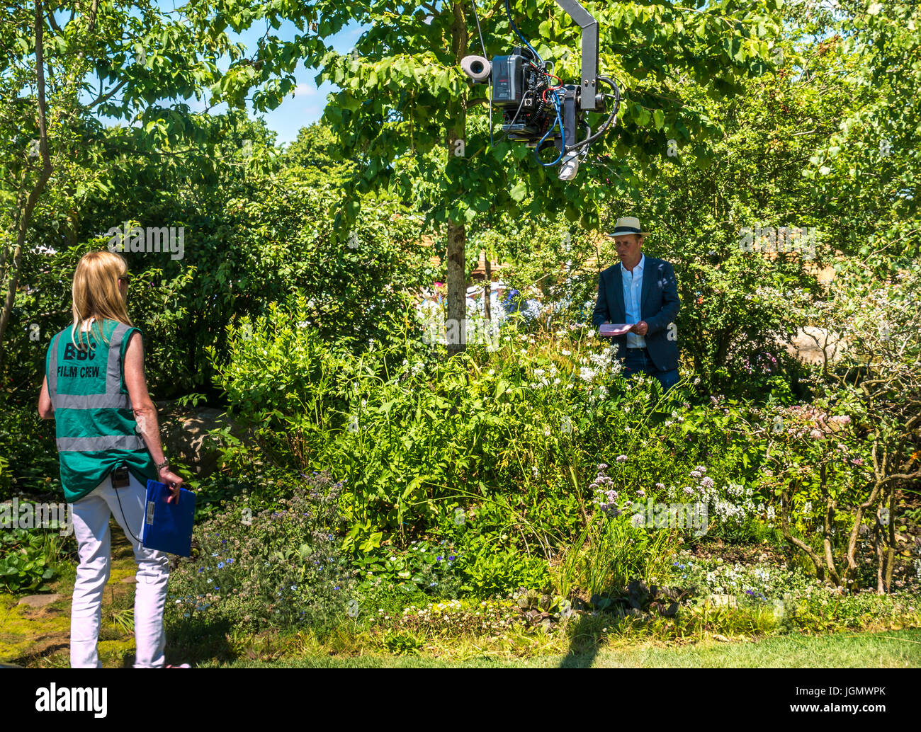 L'equipaggio della BBC con il presentatore Joe Swift alla mostra London Glades al RHS Hampton Court Flower Show, Londra, Inghilterra, Regno Unito Foto Stock