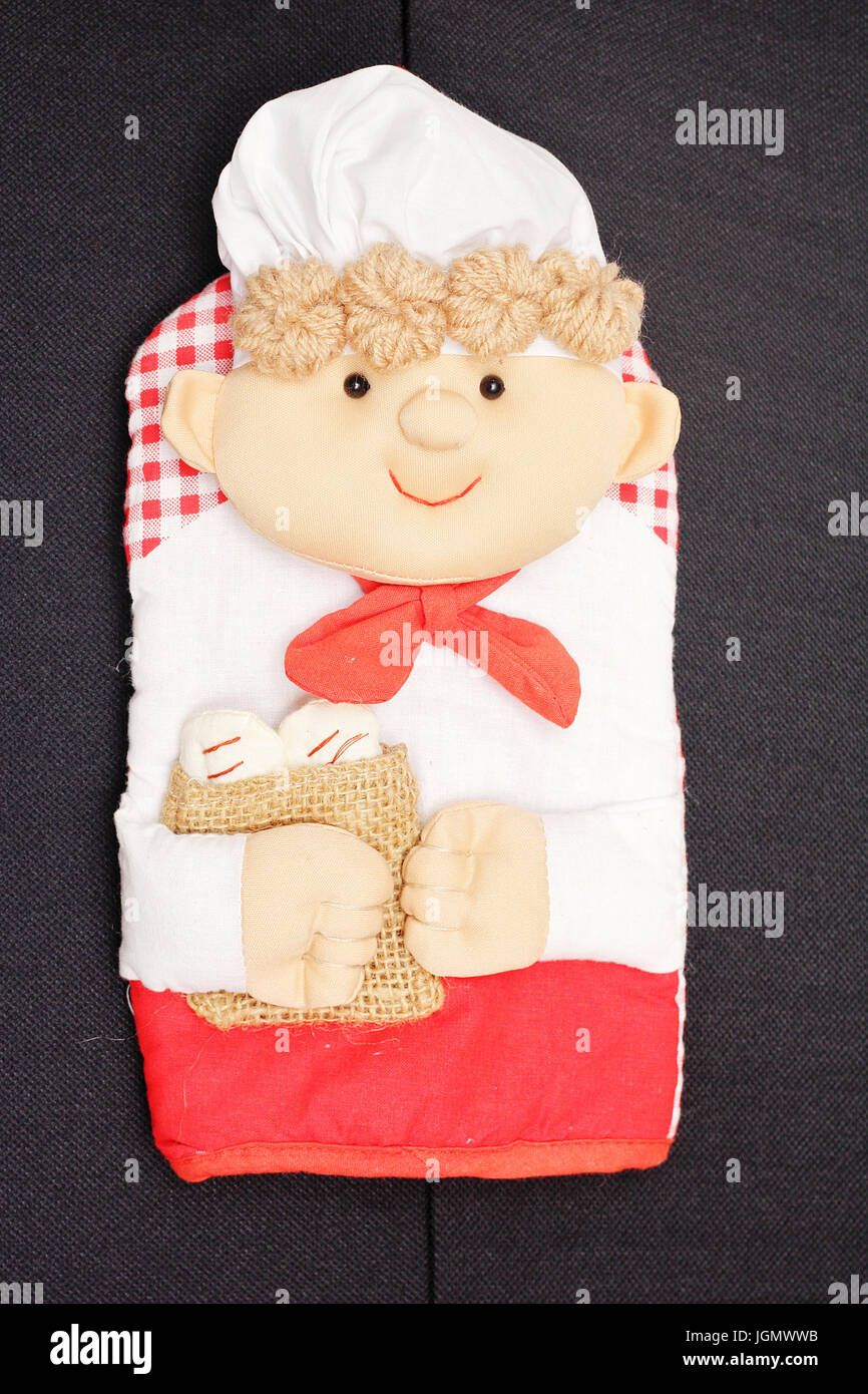 Guanto da forno potholder come cuoco su uno sfondo nero. Foto Stock