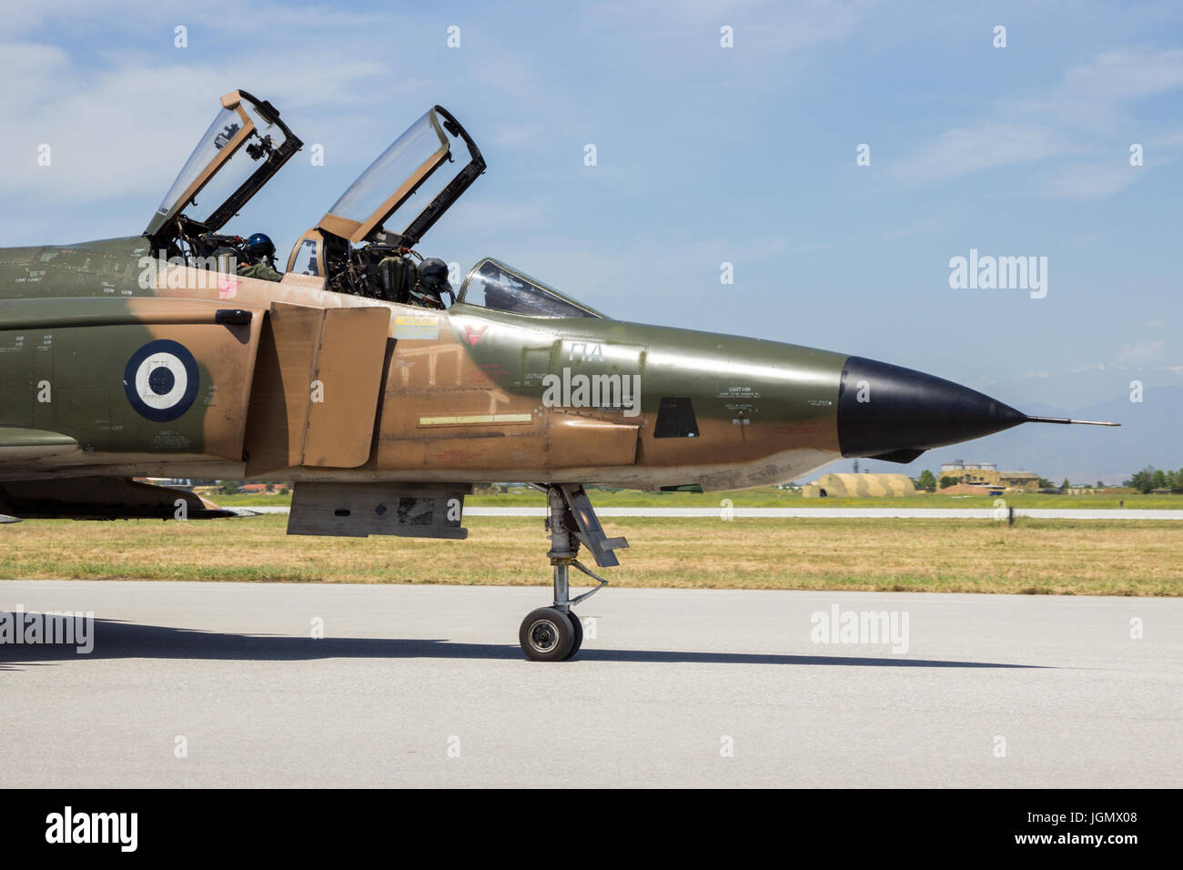 LARISSA, Grecia - 4 Maggio 2017: Hellenic Air Force RF-4E Phantom II piano di getto di rullaggio dopo uno dei suoi ultimi voli. 348 squadrone di ricognizione suspen Foto Stock