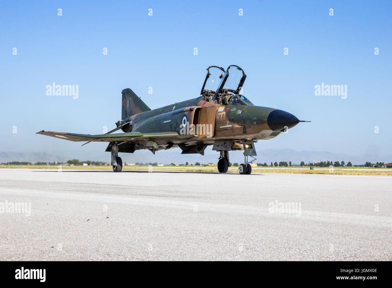 LARISSA, Grecia - 4 Maggio 2017: Hellenic Air Force RF-4E Phantom II jet da combattimento aereo in rullaggio dopo uno dei suoi ultimi voli. 348 Squadro di ricognizione Foto Stock