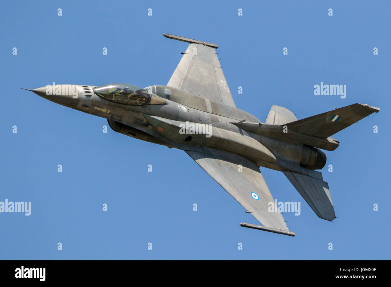 LARISSA, Grecia - 4 Maggio 2017: Hellenic Air Force F-16 volo jet su un cielo blu chiaro giorno. Foto Stock